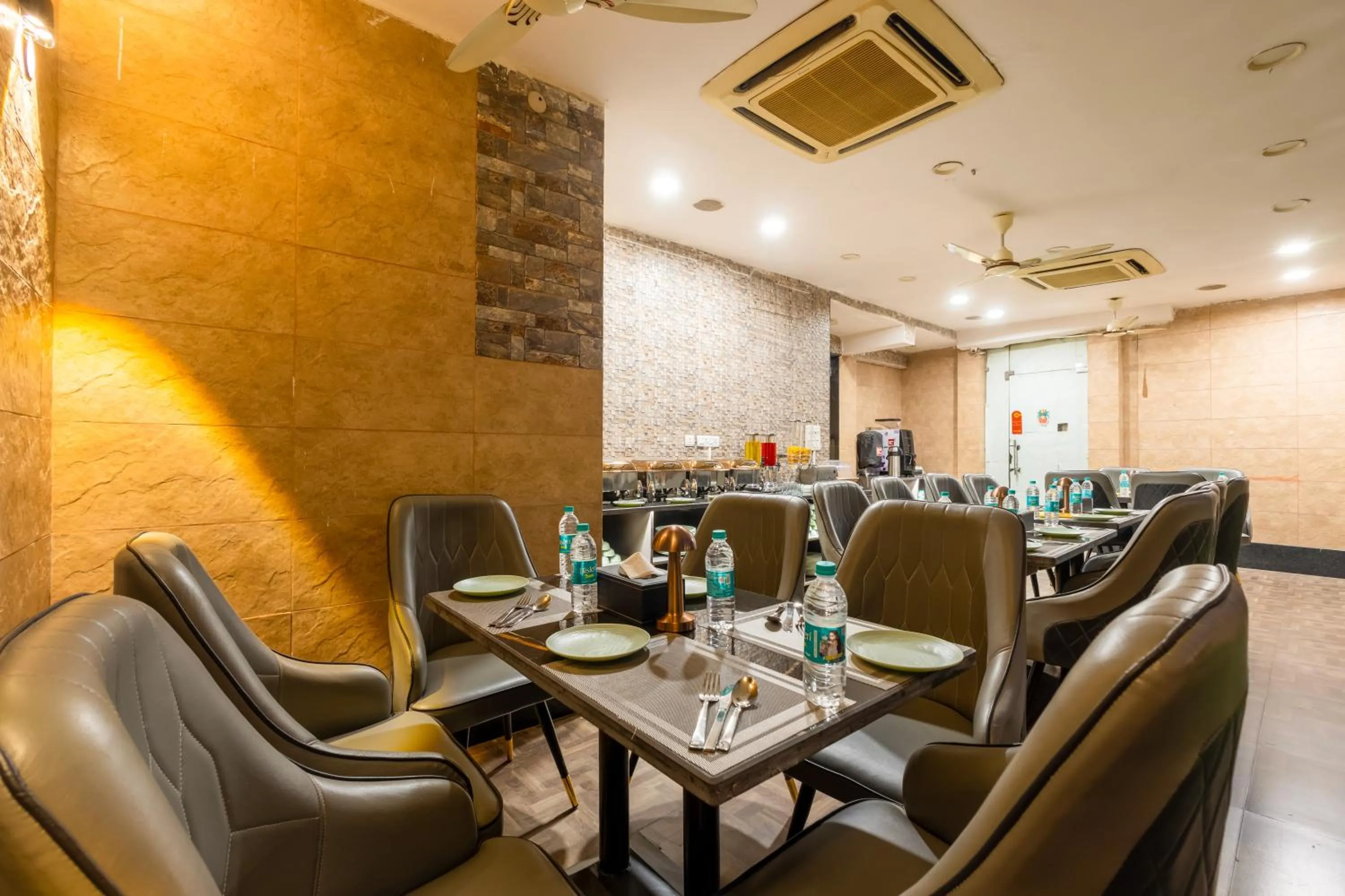 Restaurant/places to eat in Hotel Vanson Villa, City Centre - With Free Airport & Train Station Pickup