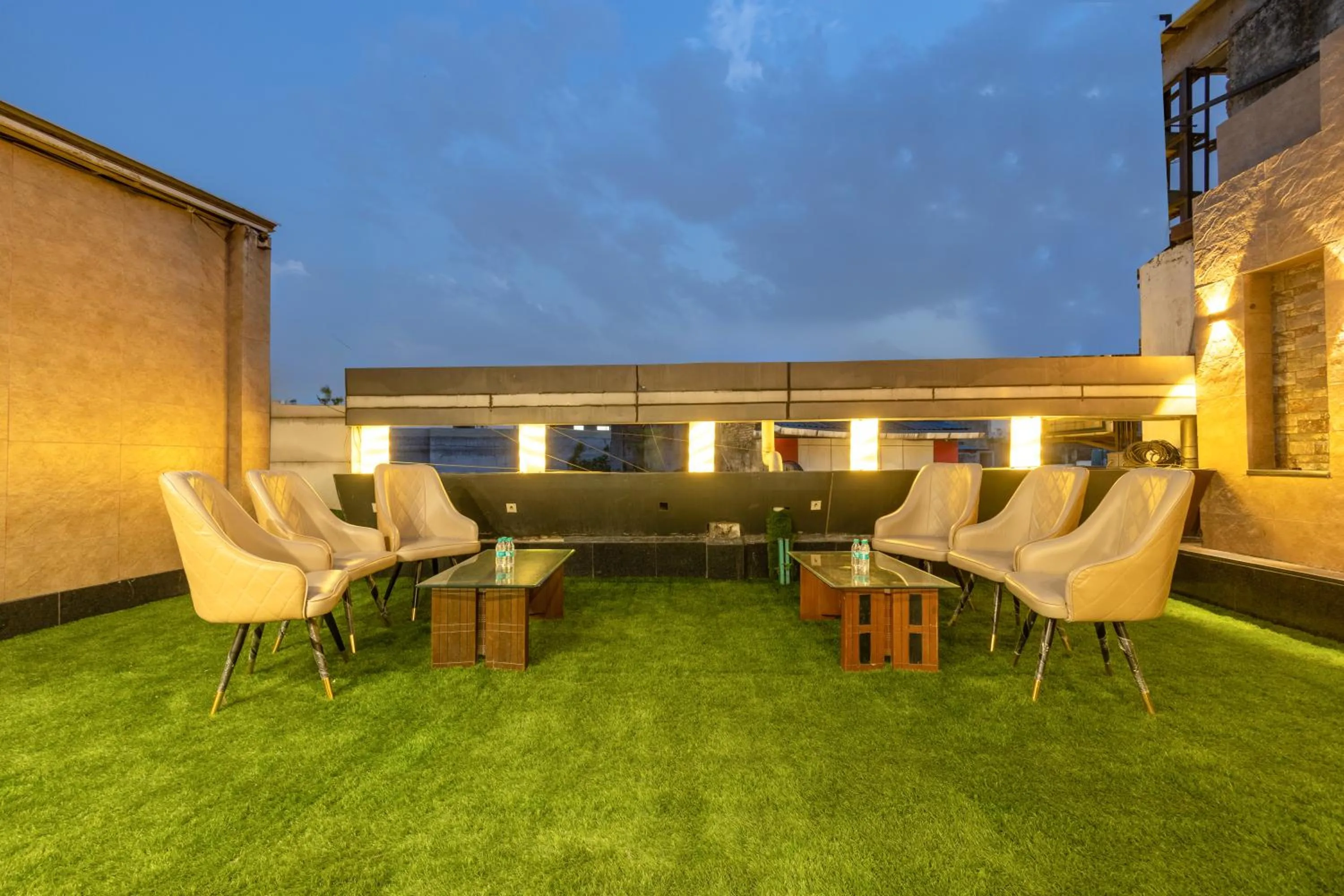 Restaurant/places to eat in Hotel Vanson Villa, City Centre - With Free Airport & Train Station Pickup