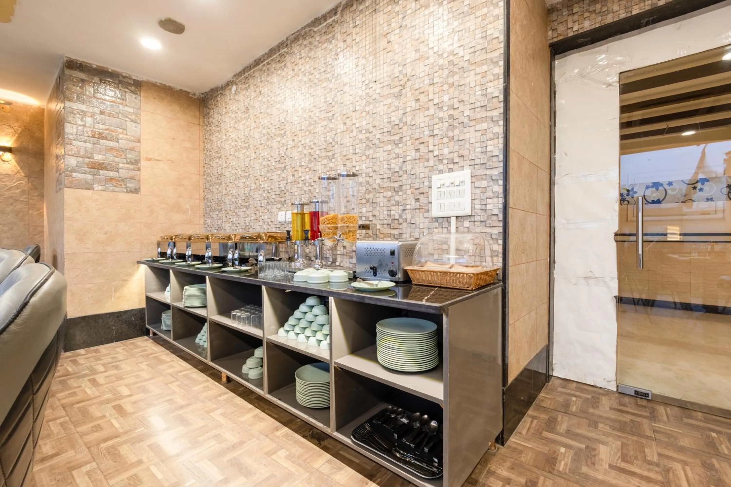 Restaurant/places to eat in Hotel Vanson Villa, City Centre - With Free Airport & Train Station Pickup