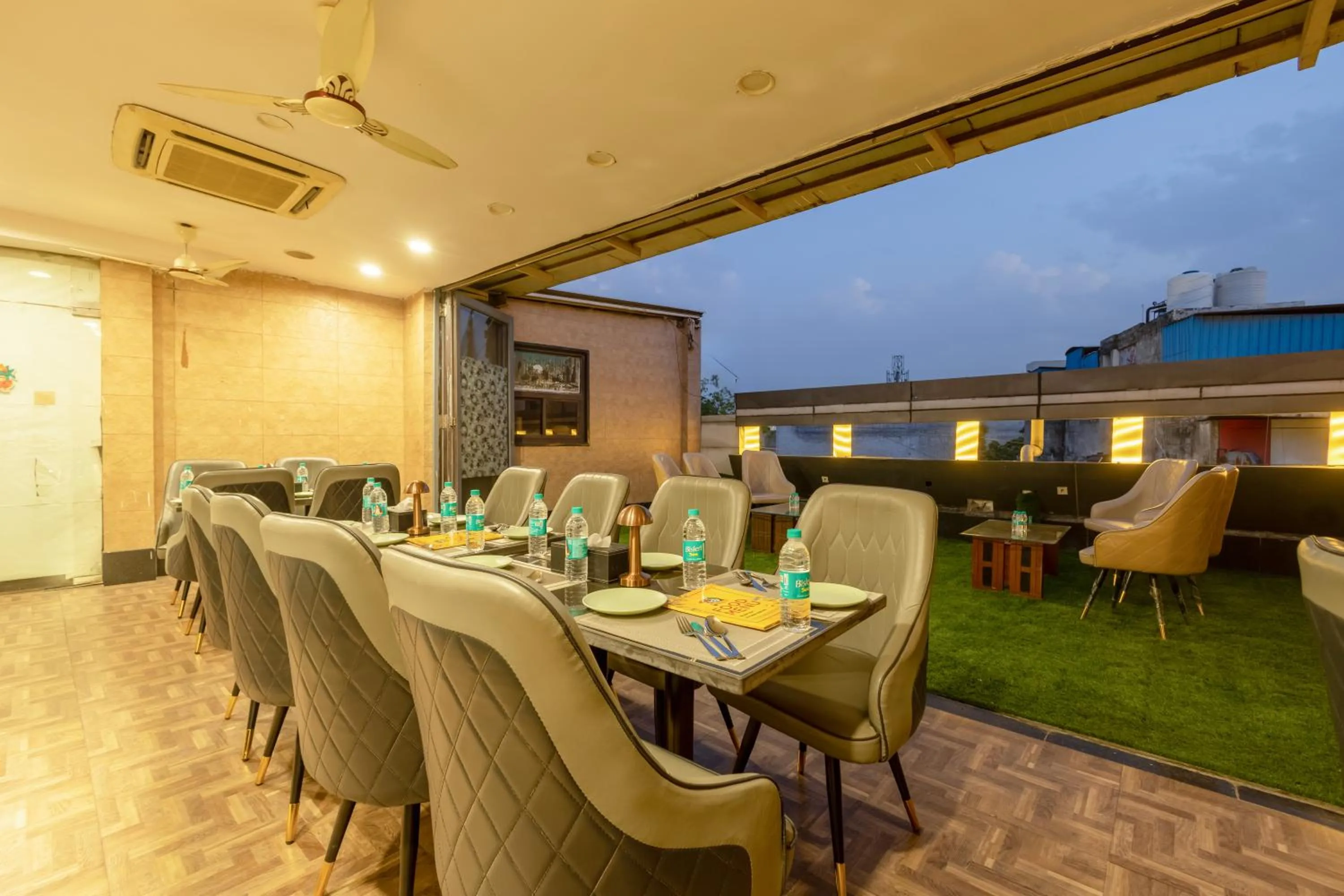 Restaurant/places to eat in Hotel Vanson Villa, City Centre - With Free Airport & Train Station Pickup