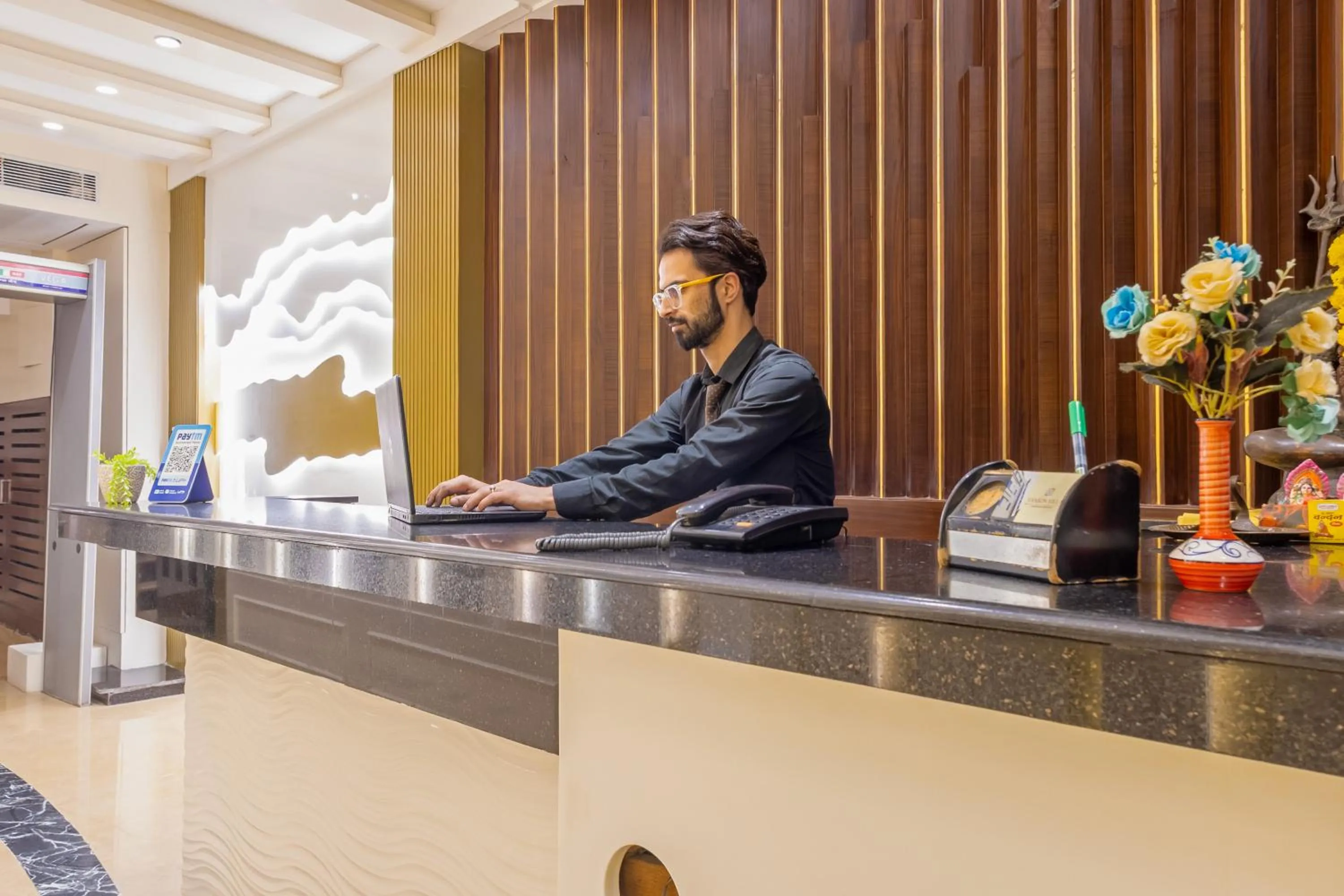 Staff in Hotel Vanson Villa, City Centre - With Free Airport & Train Station Pickup