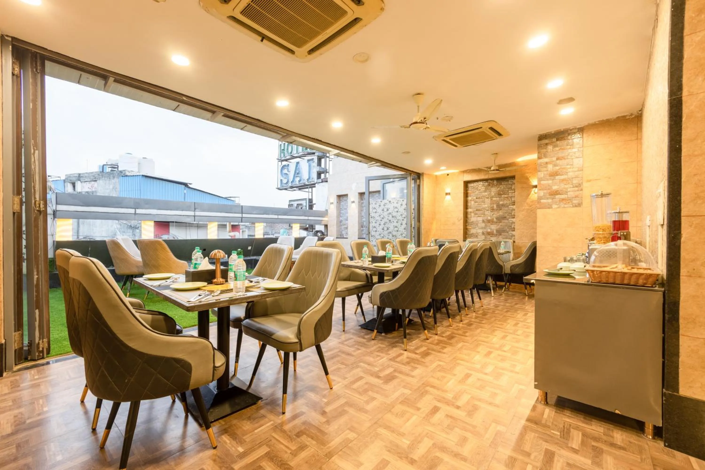 Restaurant/places to eat in Hotel Vanson Villa, City Centre - With Free Airport & Train Station Pickup
