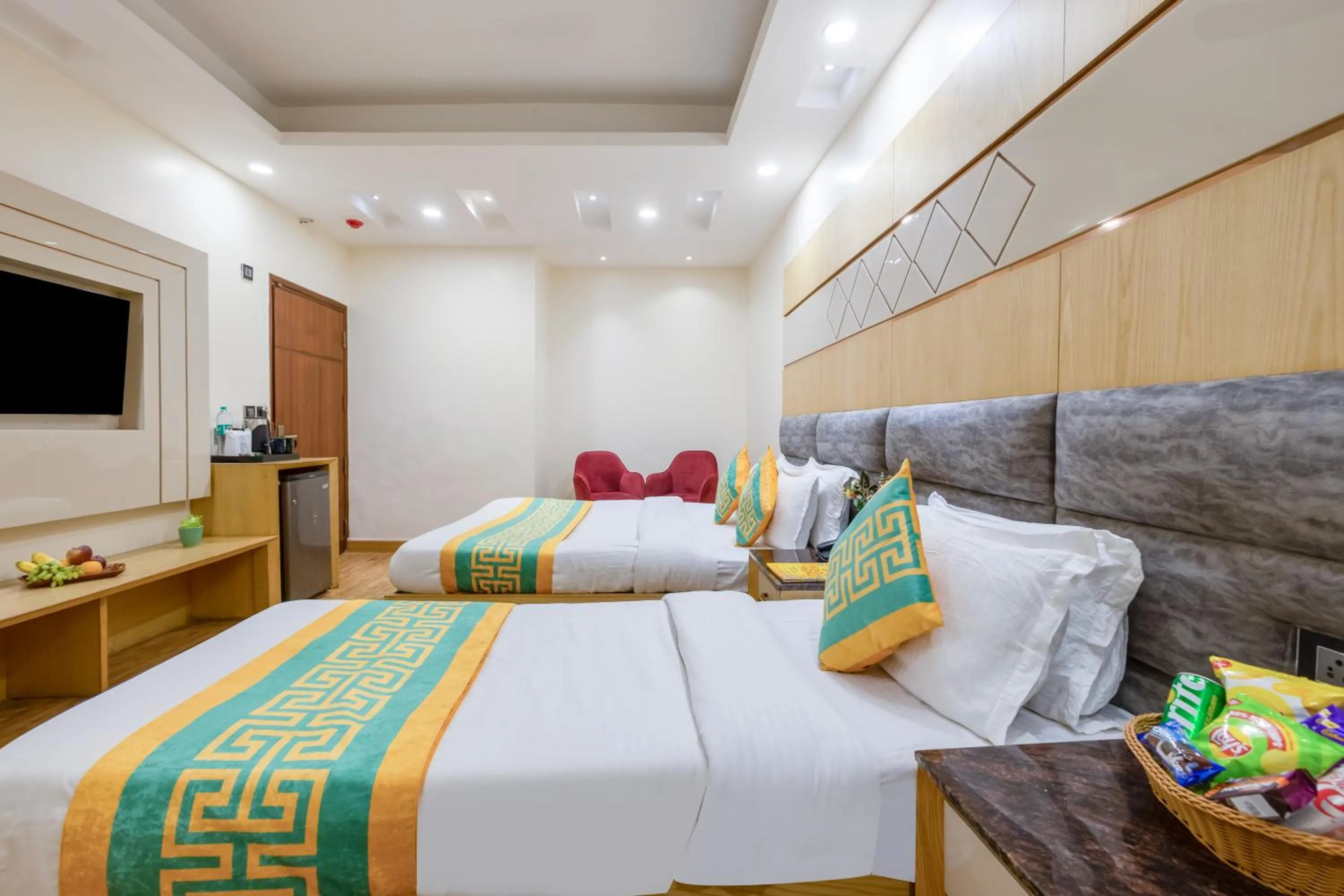 Living room, Bed in Hotel Vanson Villa, City Centre - With Free Airport & Train Station Pickup