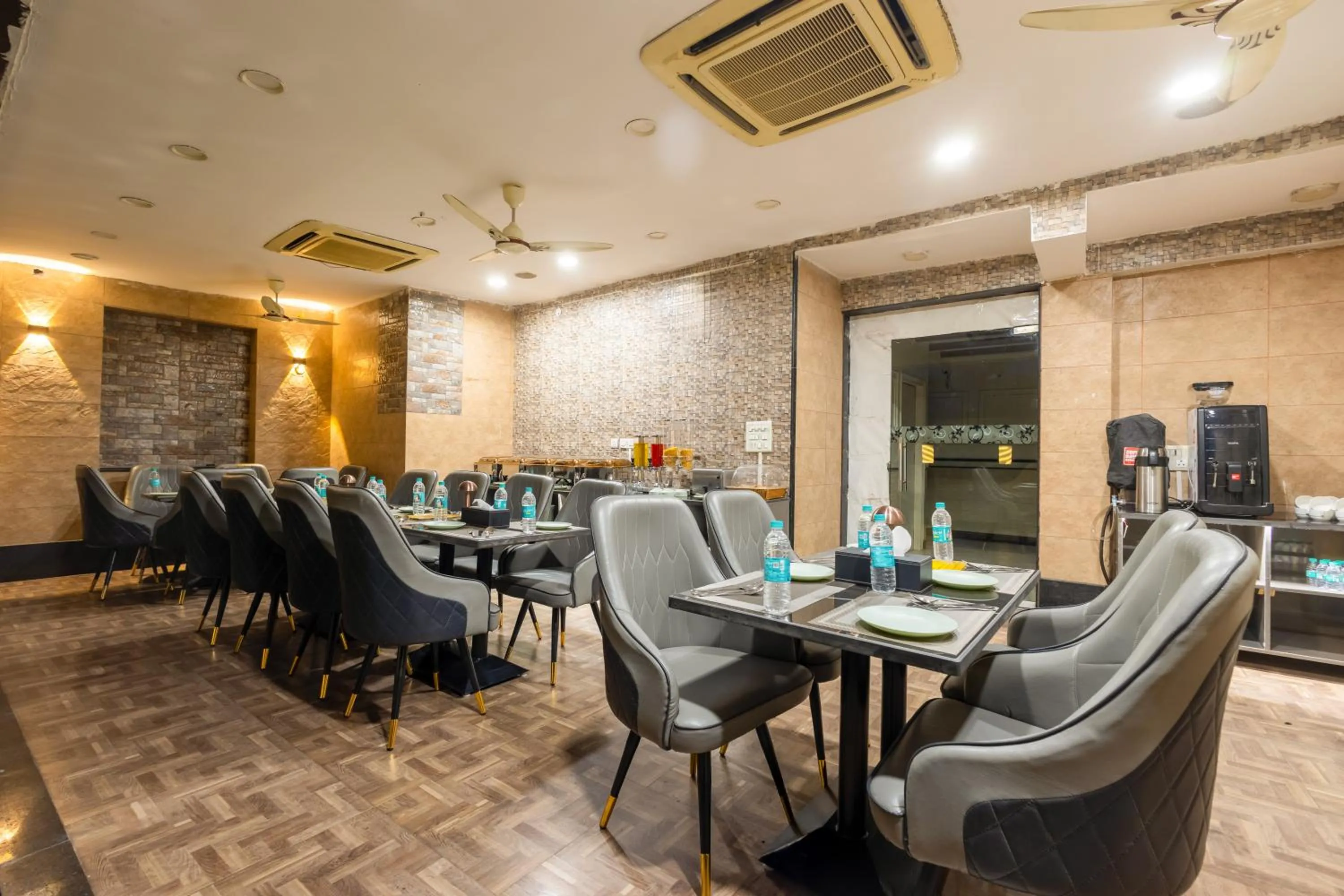 Restaurant/places to eat in Hotel Vanson Villa, City Centre - With Free Airport & Train Station Pickup