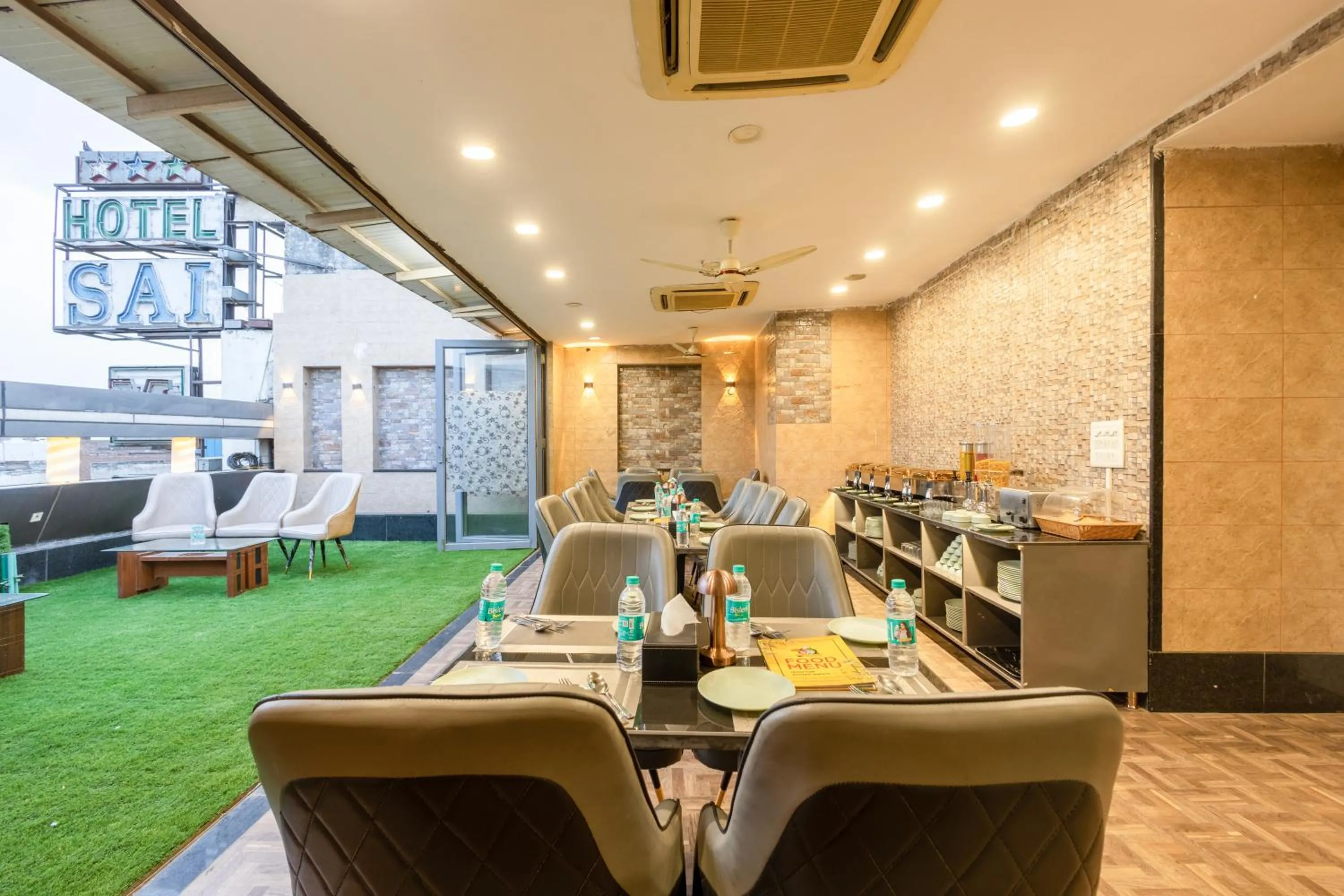 Restaurant/places to eat in Hotel Vanson Villa, City Centre - With Free Airport & Train Station Pickup