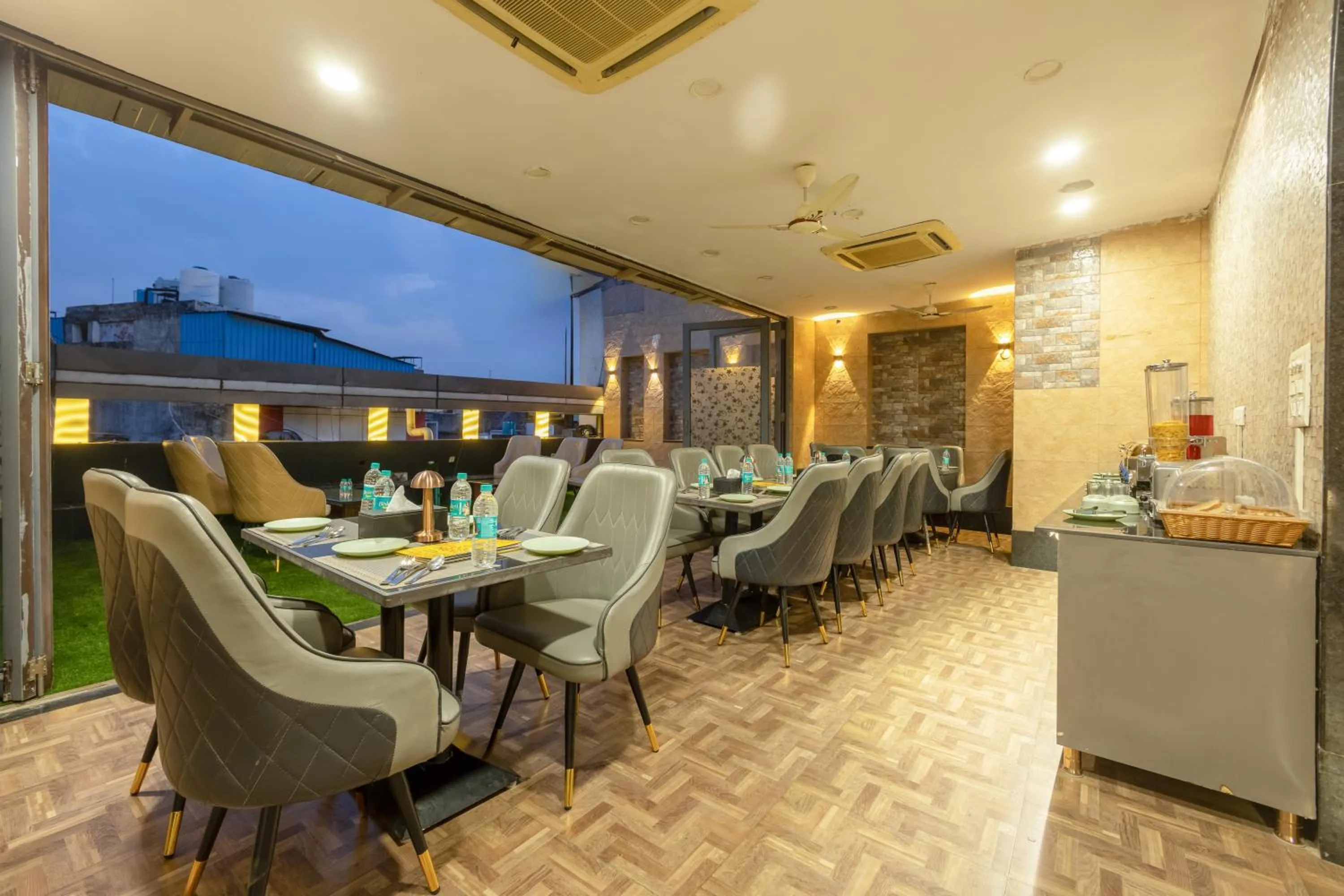 Restaurant/places to eat in Hotel Vanson Villa, City Centre - With Free Airport & Train Station Pickup