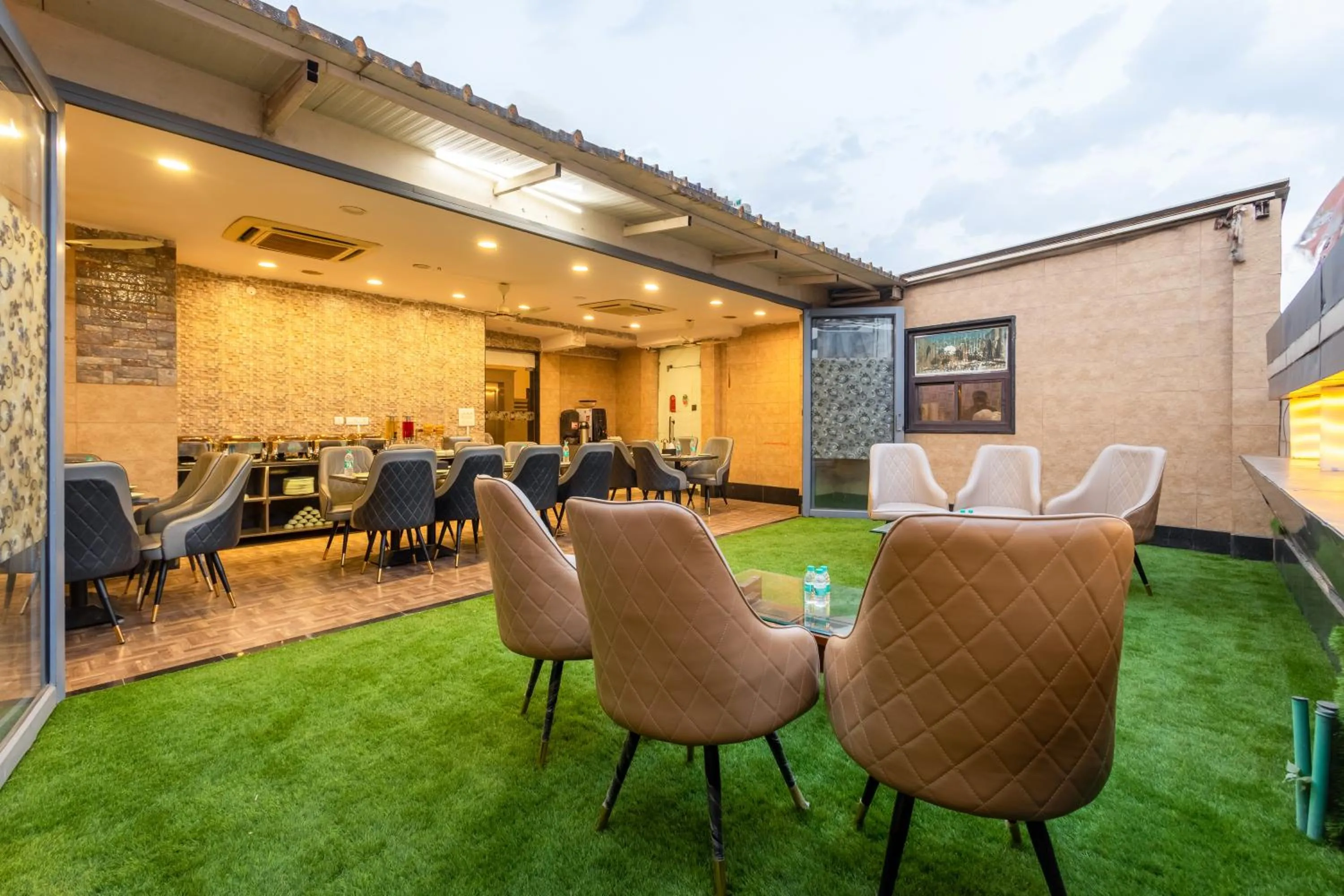 Restaurant/places to eat in Hotel Vanson Villa, City Centre - With Free Airport & Train Station Pickup