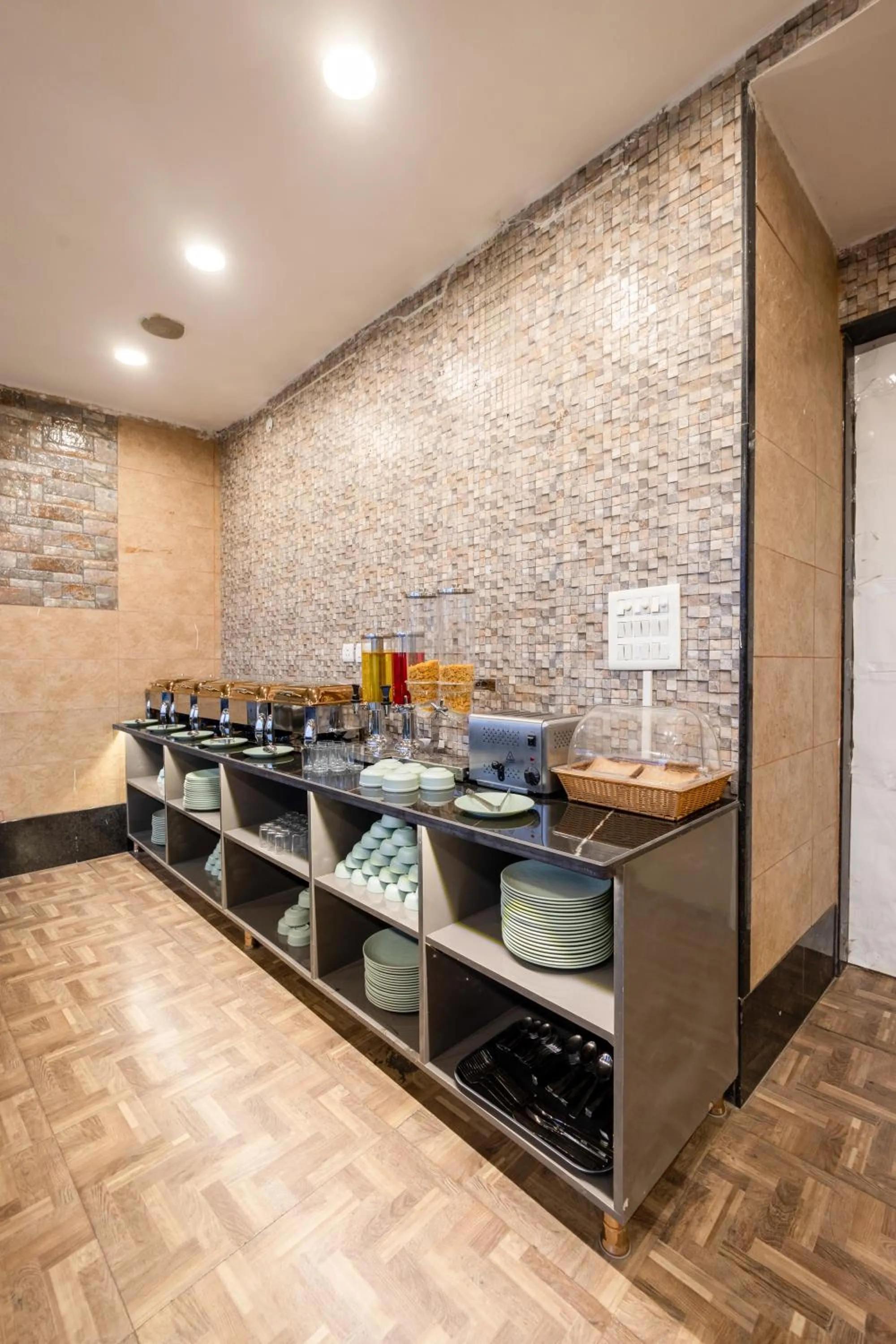Restaurant/places to eat in Hotel Vanson Villa, City Centre - With Free Airport & Train Station Pickup
