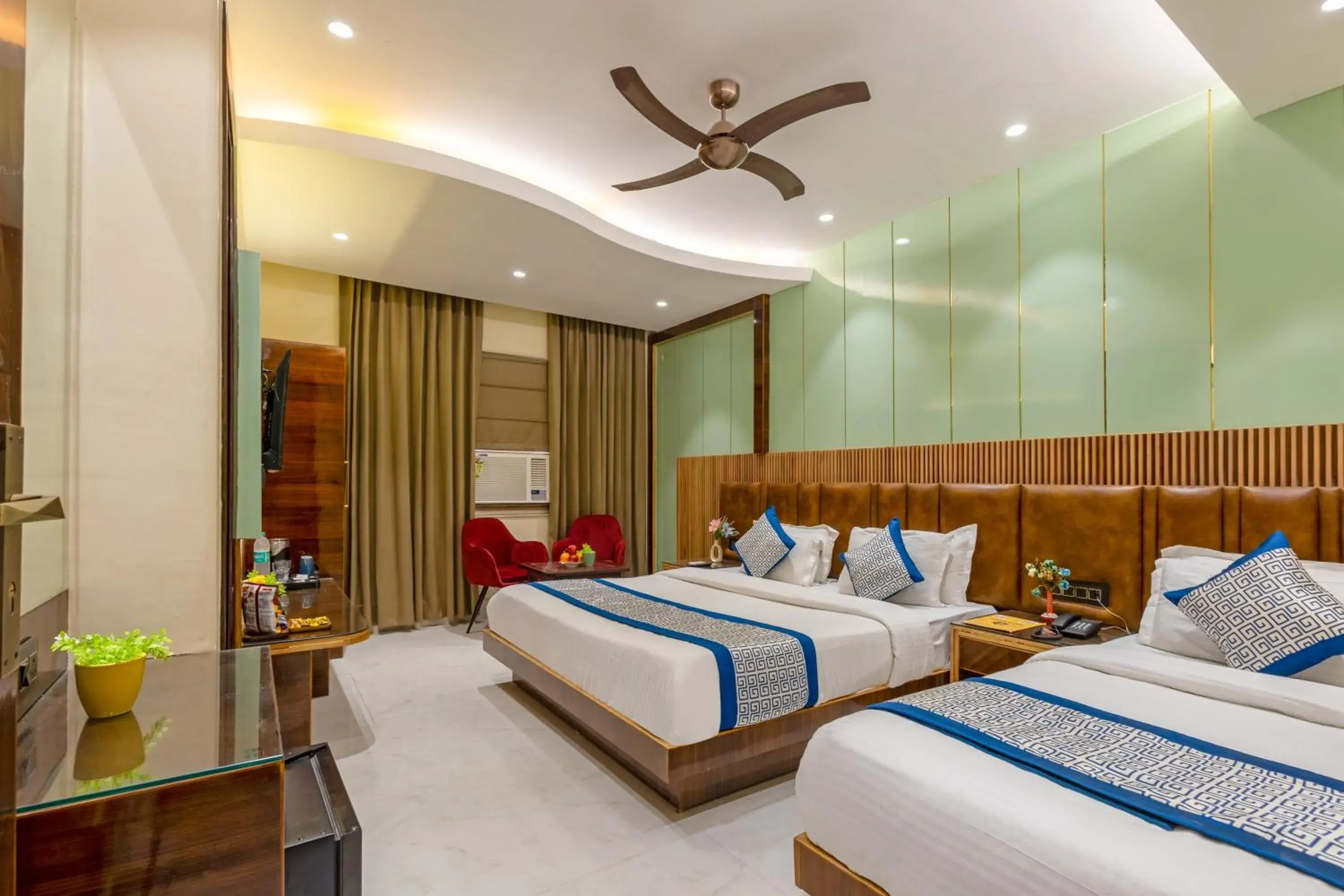 Premium Family Room with 2 Queen beds - one way Airport Transfer in Hotel Vanson Villa, City Centre - With Free Airport & Train Station Pickup Premium Family Room with 2 Queen beds - one way Airport Transfer in Hotel Vanson Villa, City Centre - With Free Airport & Train Station Pickup