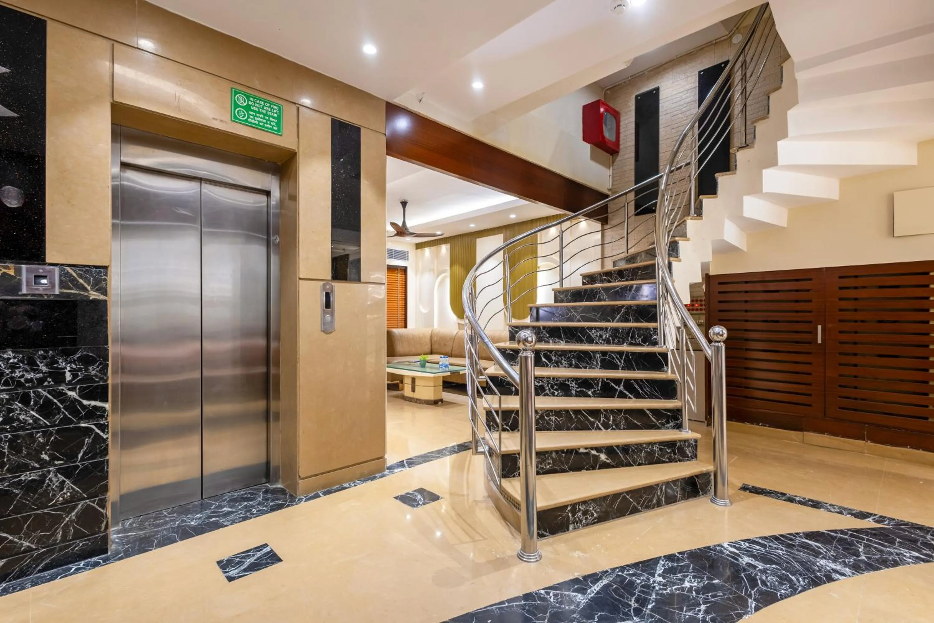 Lobby or reception in Hotel Vanson Villa, City Centre - With Free Airport & Train Station Pickup