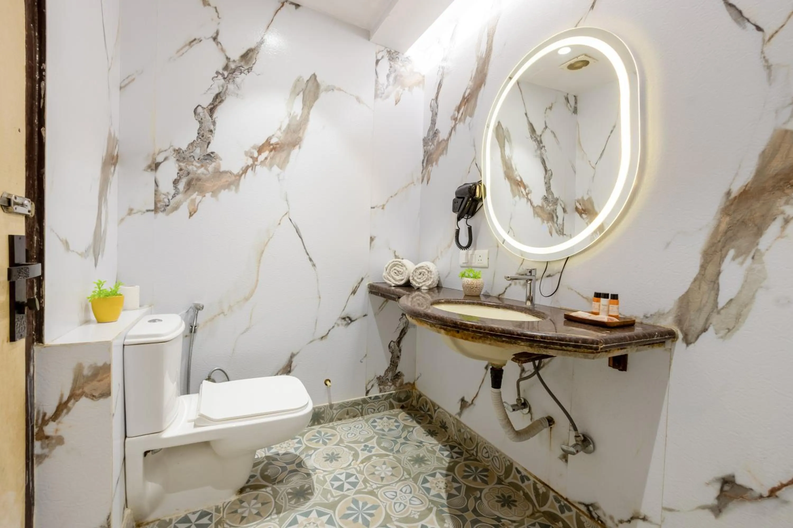 Bathroom in Hotel Vanson Villa, City Centre - With Free Airport & Train Station Pickup