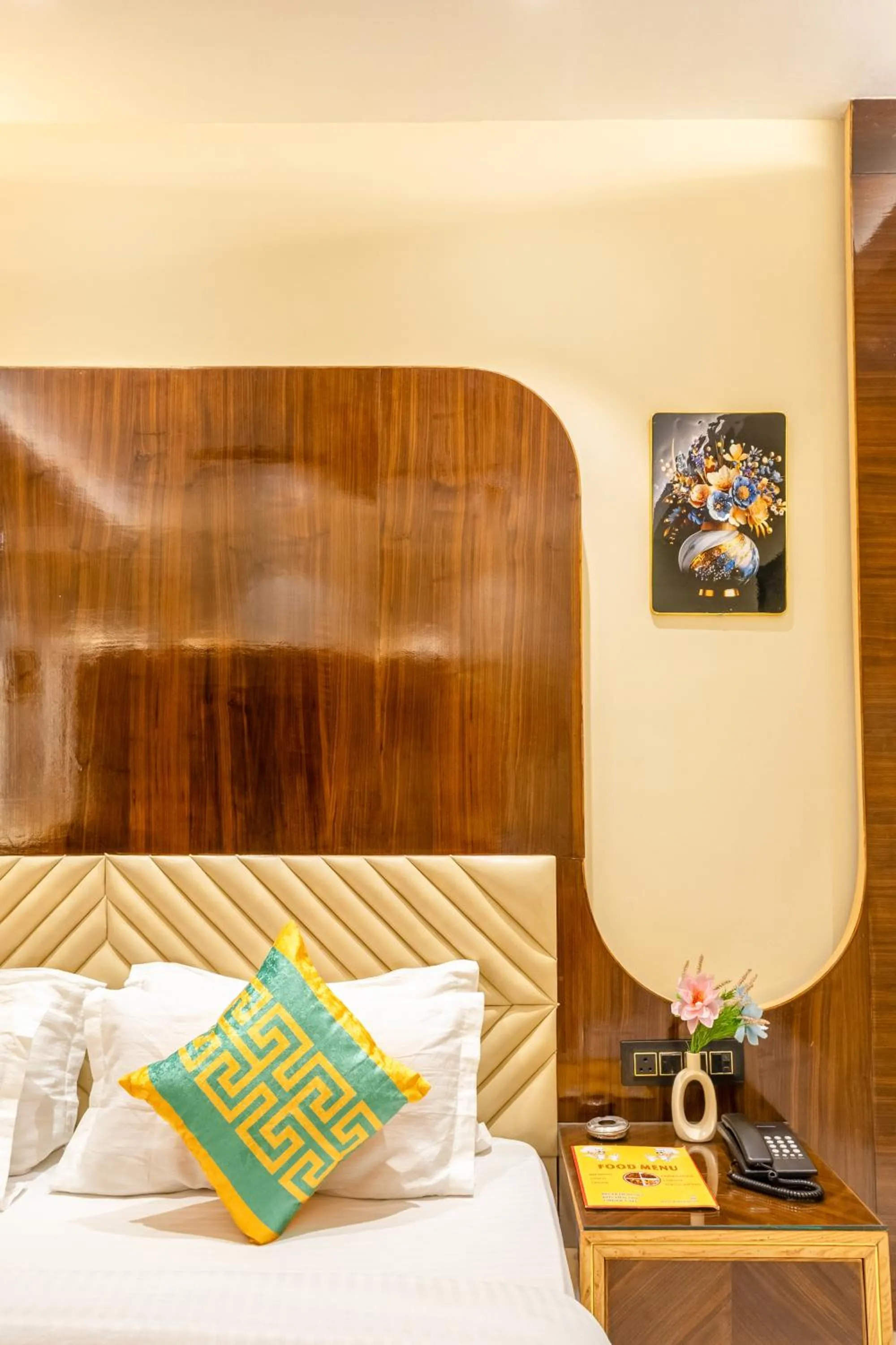 Bed in Hotel Vanson Villa, City Centre - With Free Airport & Train Station Pickup