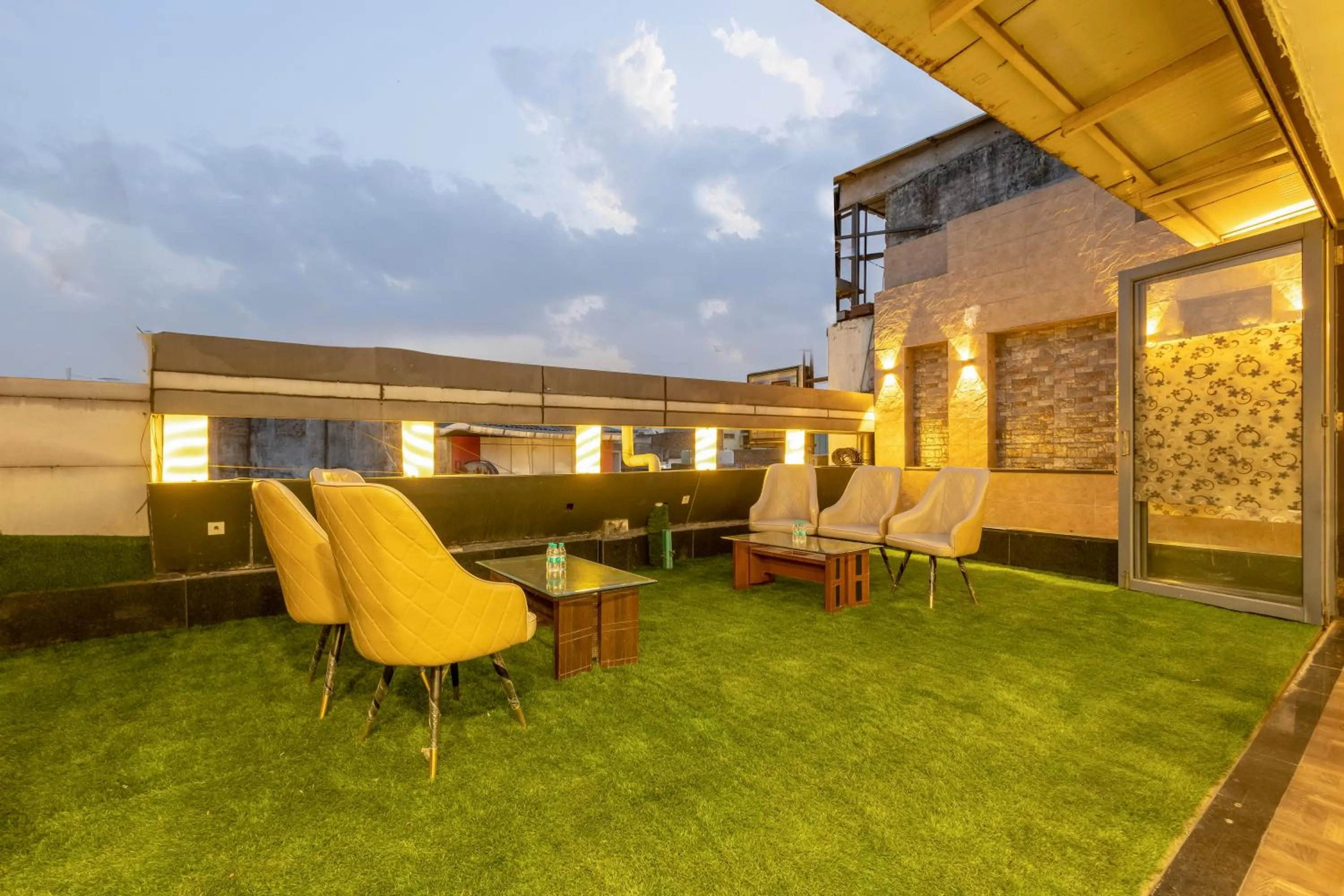 Restaurant/places to eat in Hotel Vanson Villa, City Centre - With Free Airport & Train Station Pickup