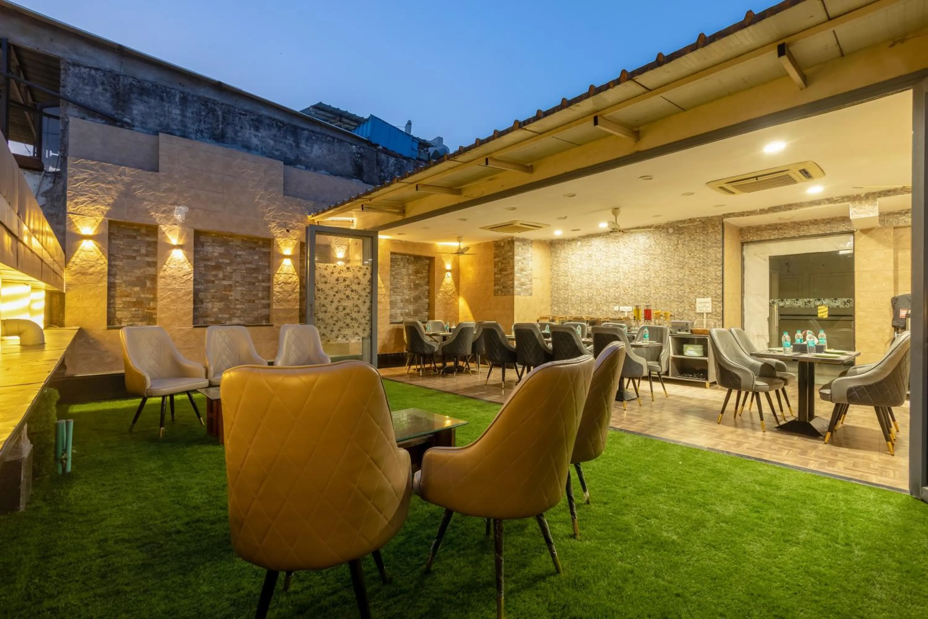 Restaurant/places to eat in Hotel Vanson Villa, City Centre - With Free Airport & Train Station Pickup