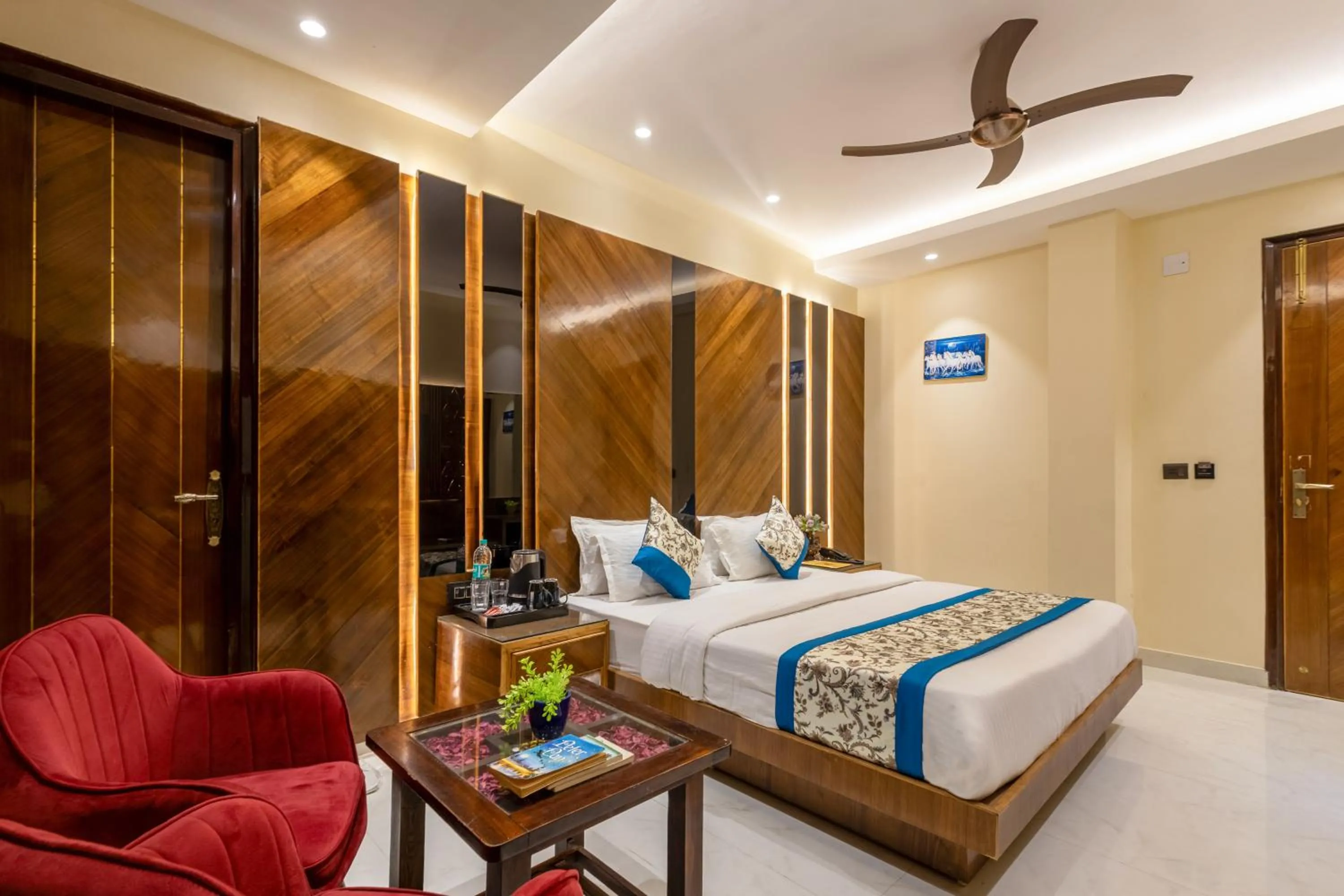 Living room, Bed in Hotel Vanson Villa, City Centre - With Free Airport & Train Station Pickup