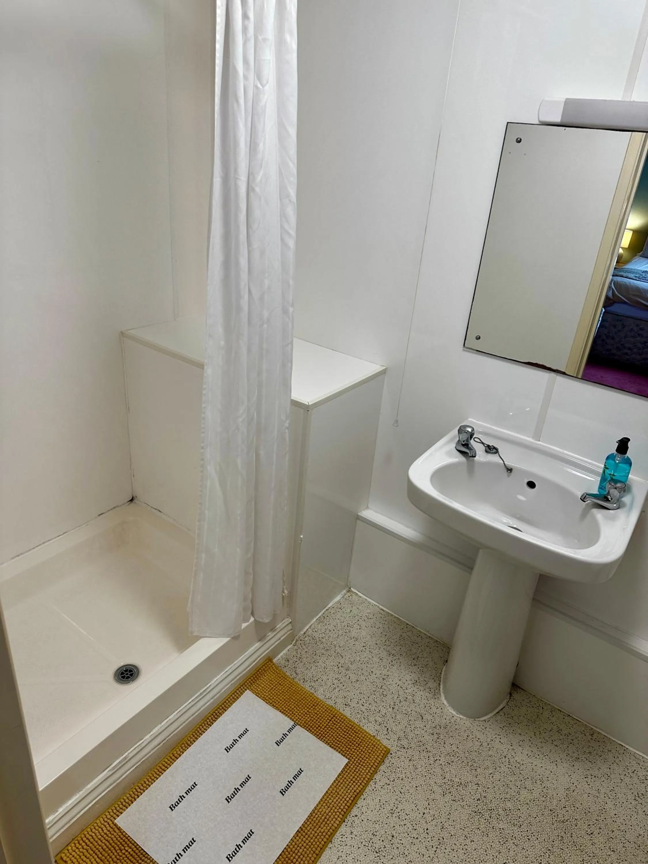 Shower in The Kings Head Inn