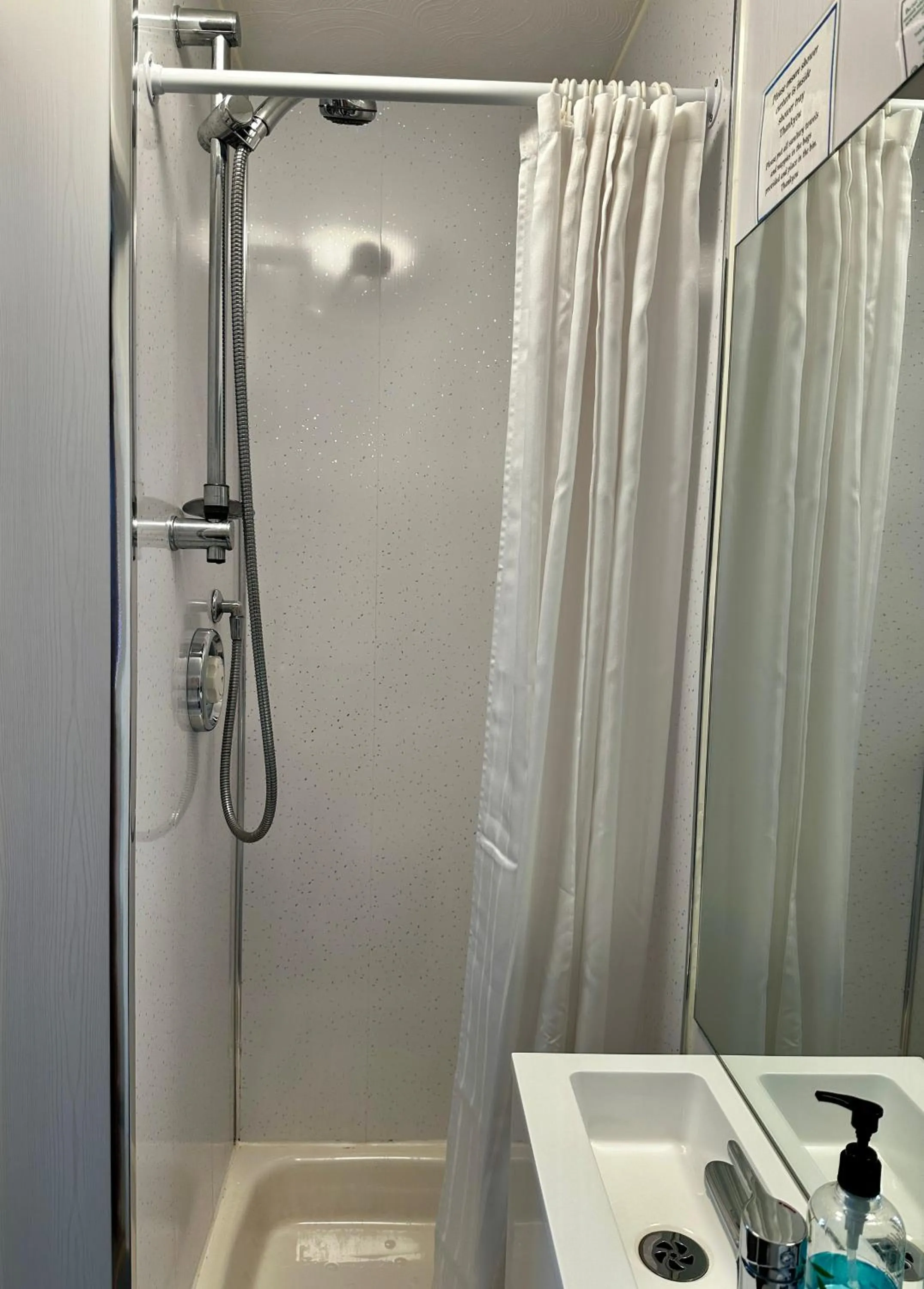 Shower in The Kings Head Inn