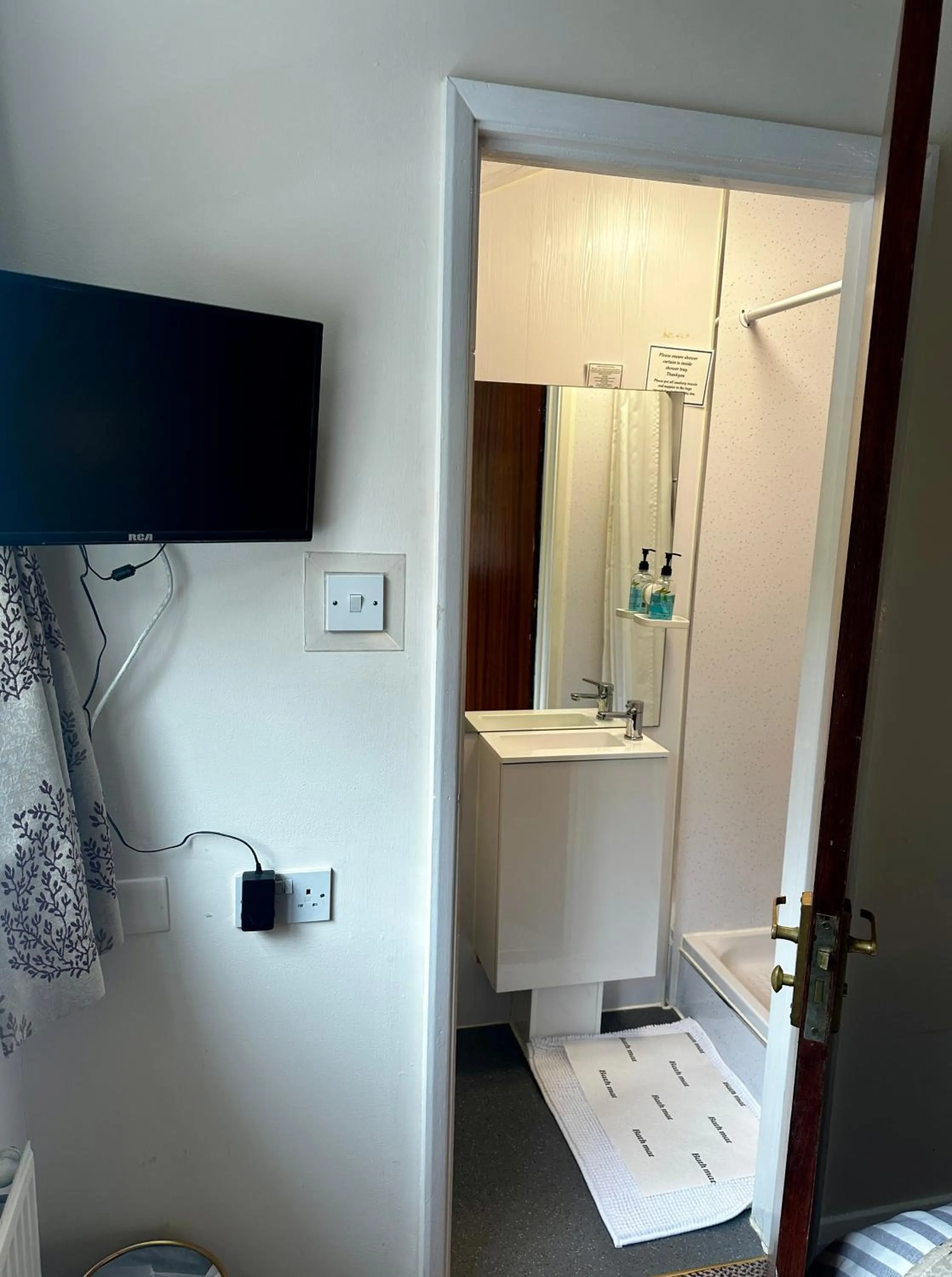 Shower in The Kings Head Inn