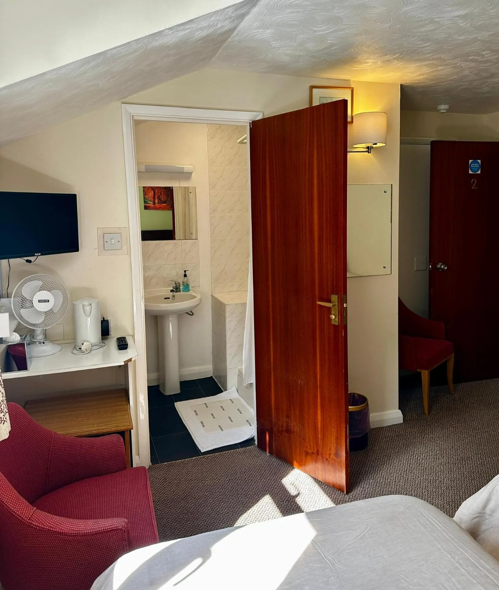 Bathroom, Bed in The Kings Head Inn