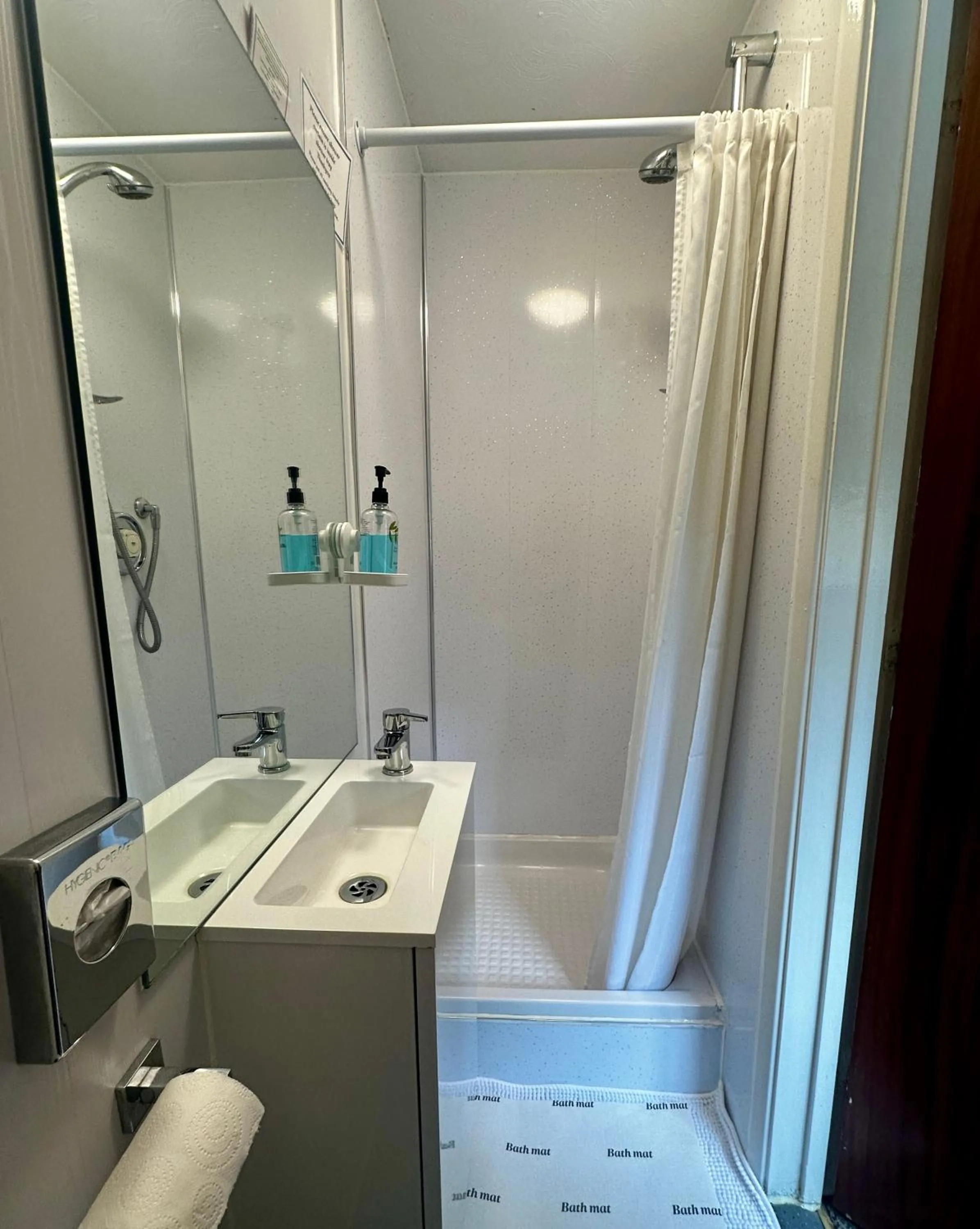 Shower in The Kings Head Inn