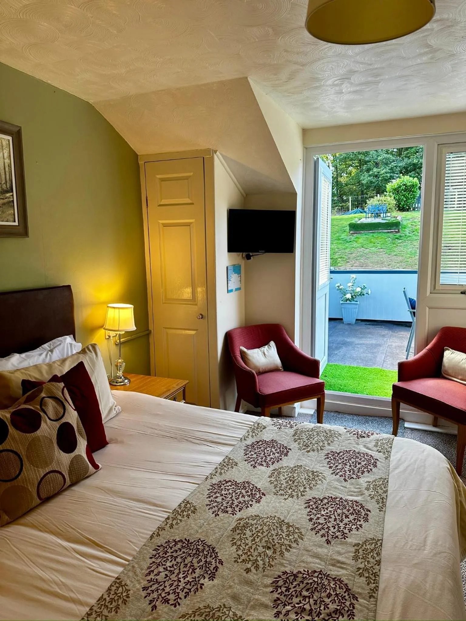 Patio, Bed in The Kings Head Inn