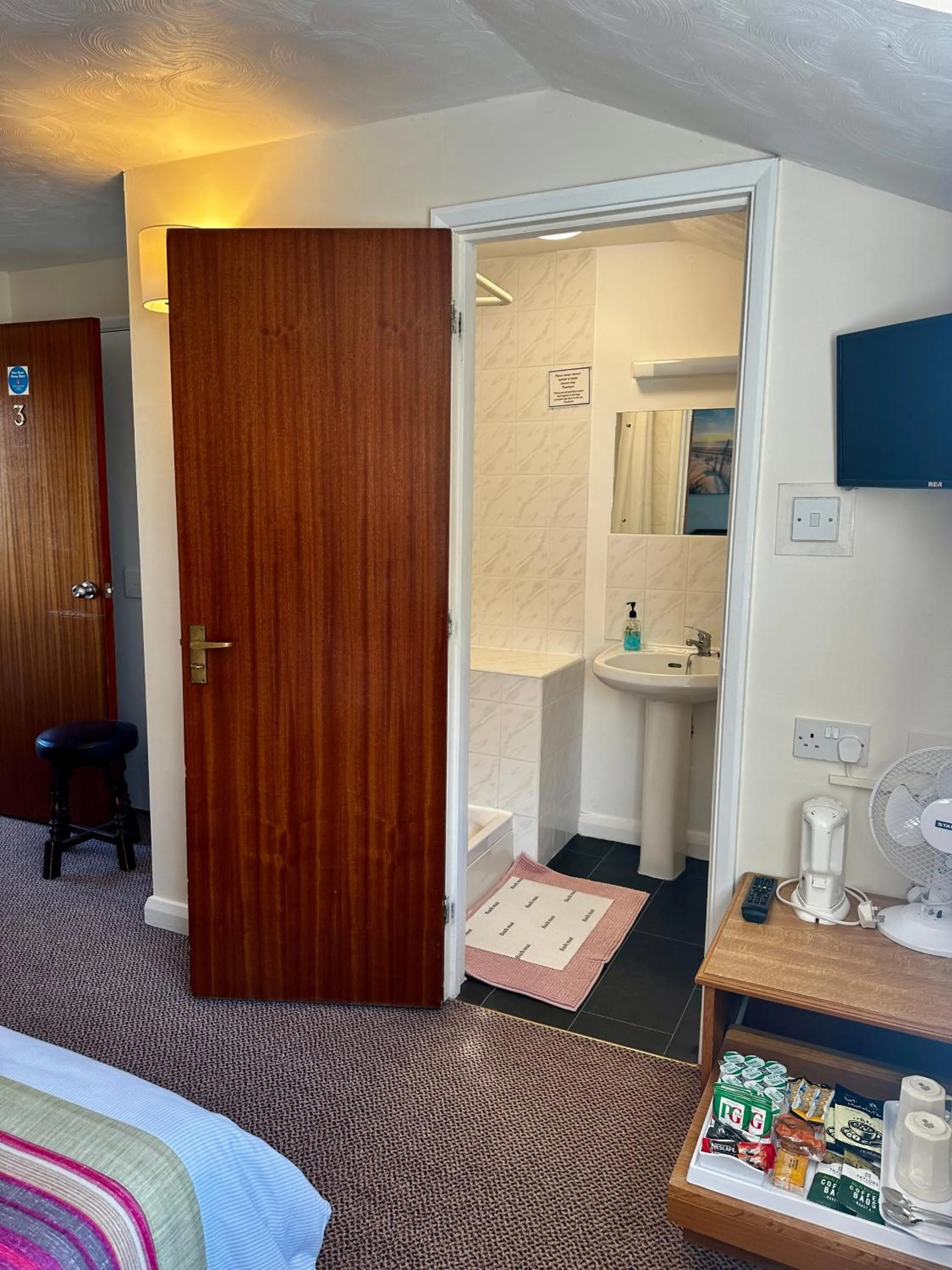 Bathroom, Bed in The Kings Head Inn