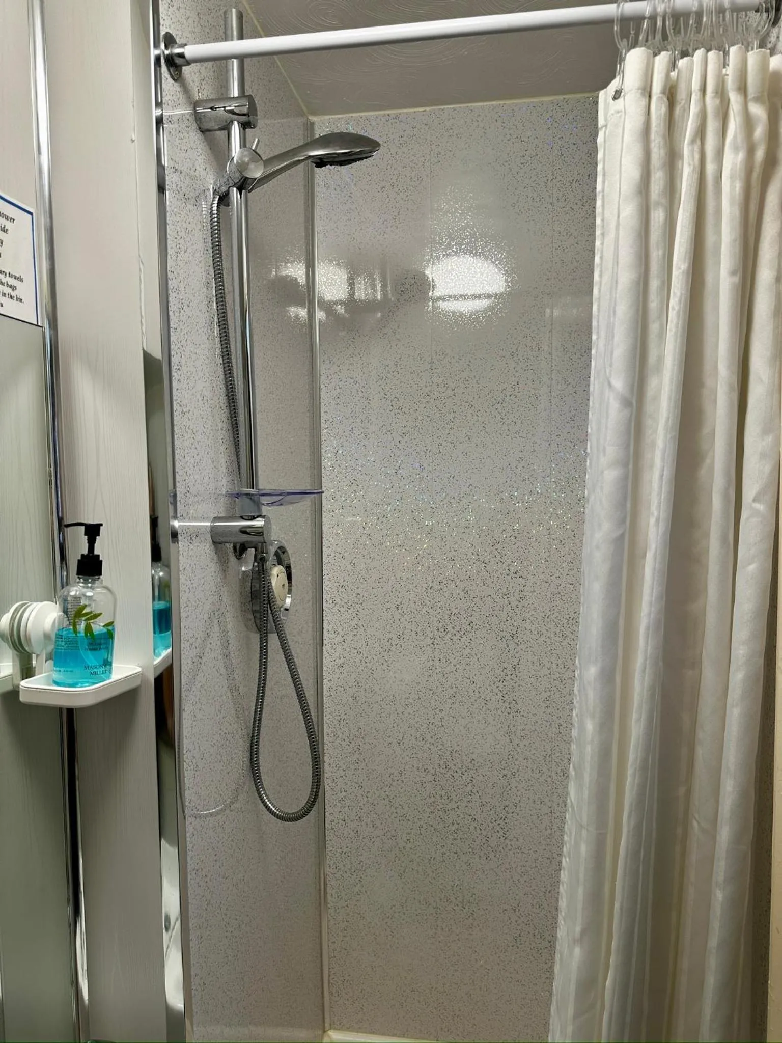 Shower in The Kings Head Inn