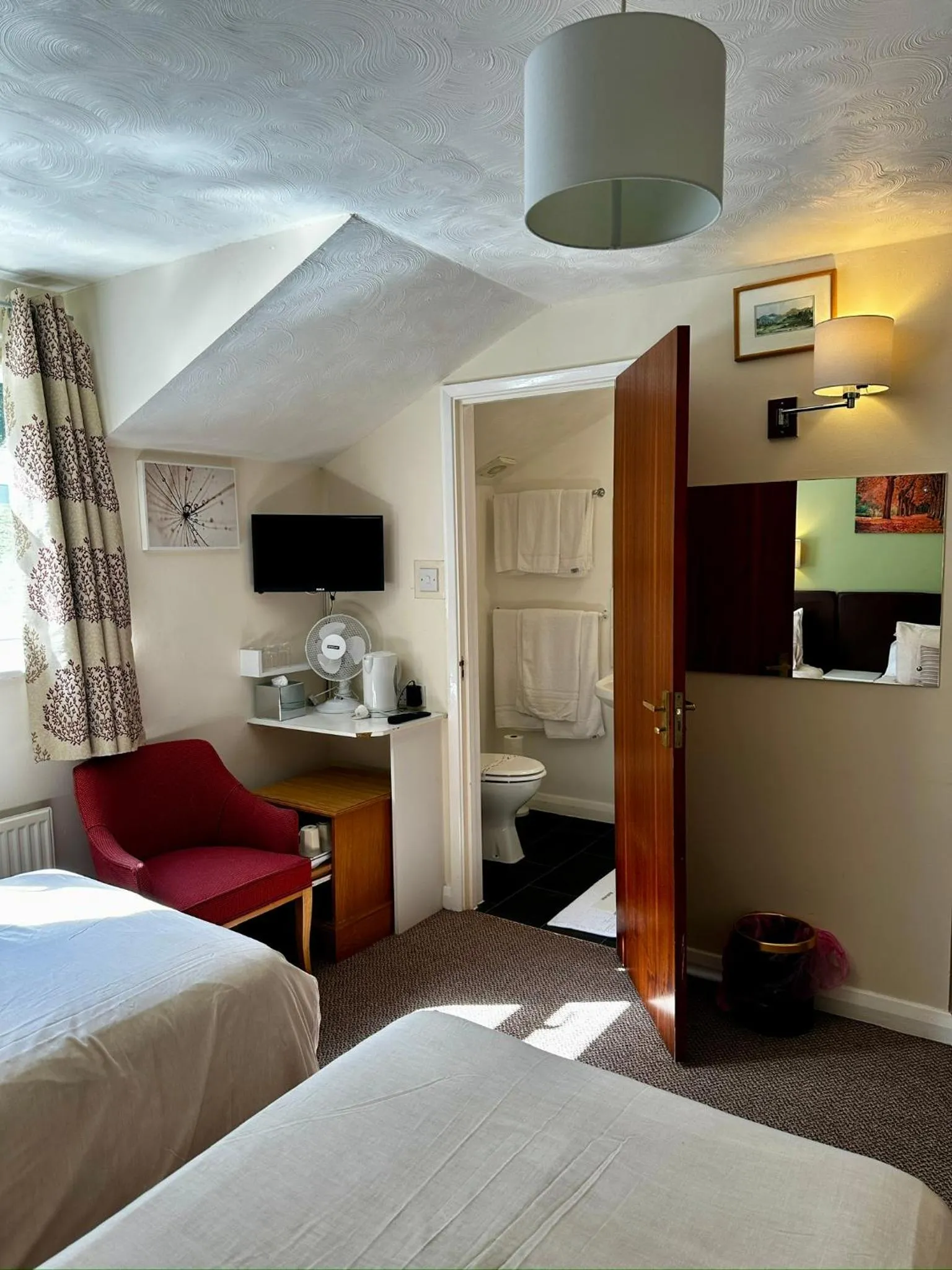 Bathroom, Bed in The Kings Head Inn