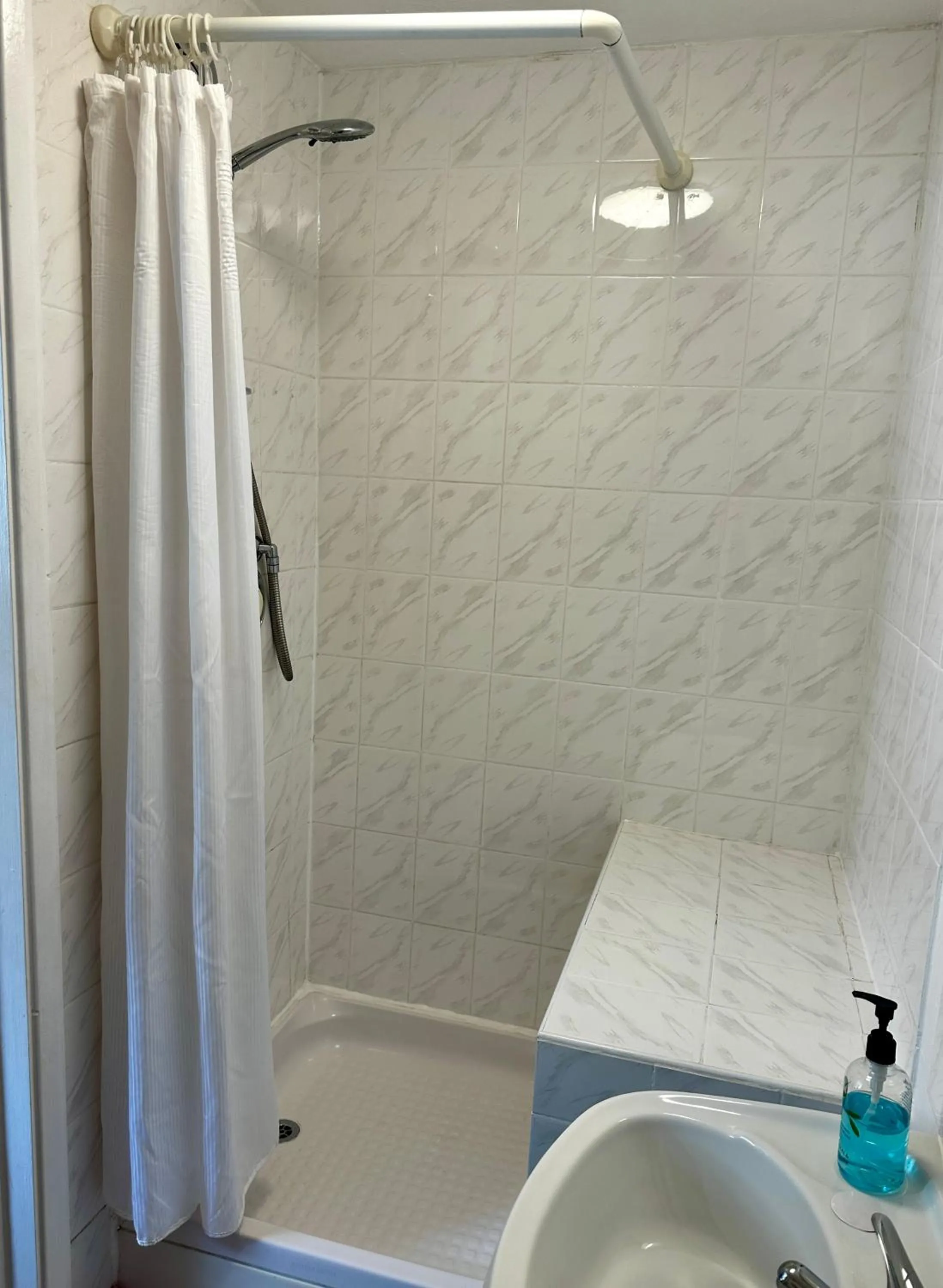 Shower in The Kings Head Inn