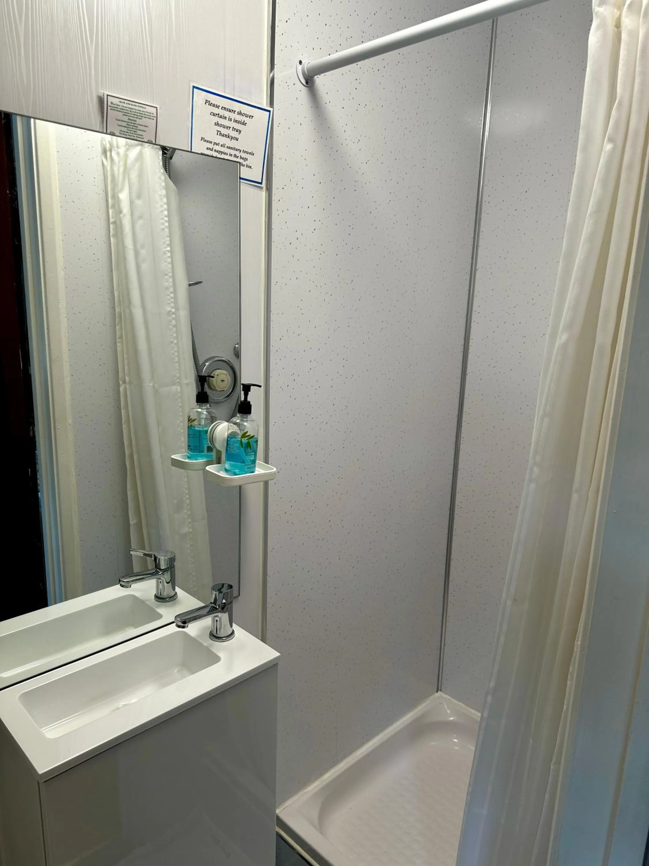 Shower in The Kings Head Inn