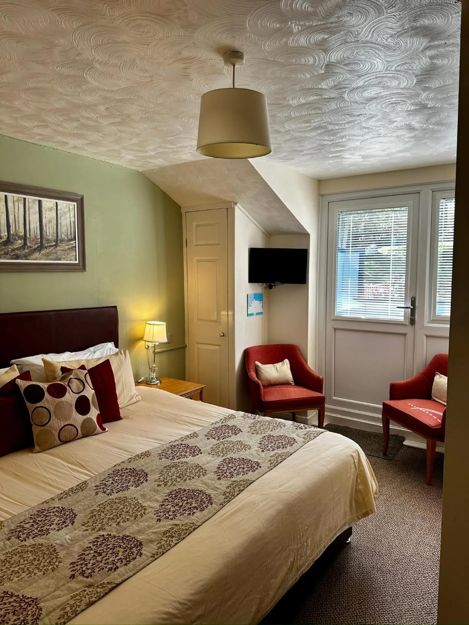 Seating area, Bed in The Kings Head Inn