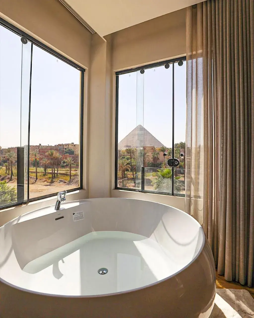 Luxury Suite with Hot Tub Panoramic Pyramid - single occupancy in Palacio Pyramids Hotel Luxury Suite with Hot Tub Panoramic Pyramid - single occupancy in Palacio Pyramids Hotel