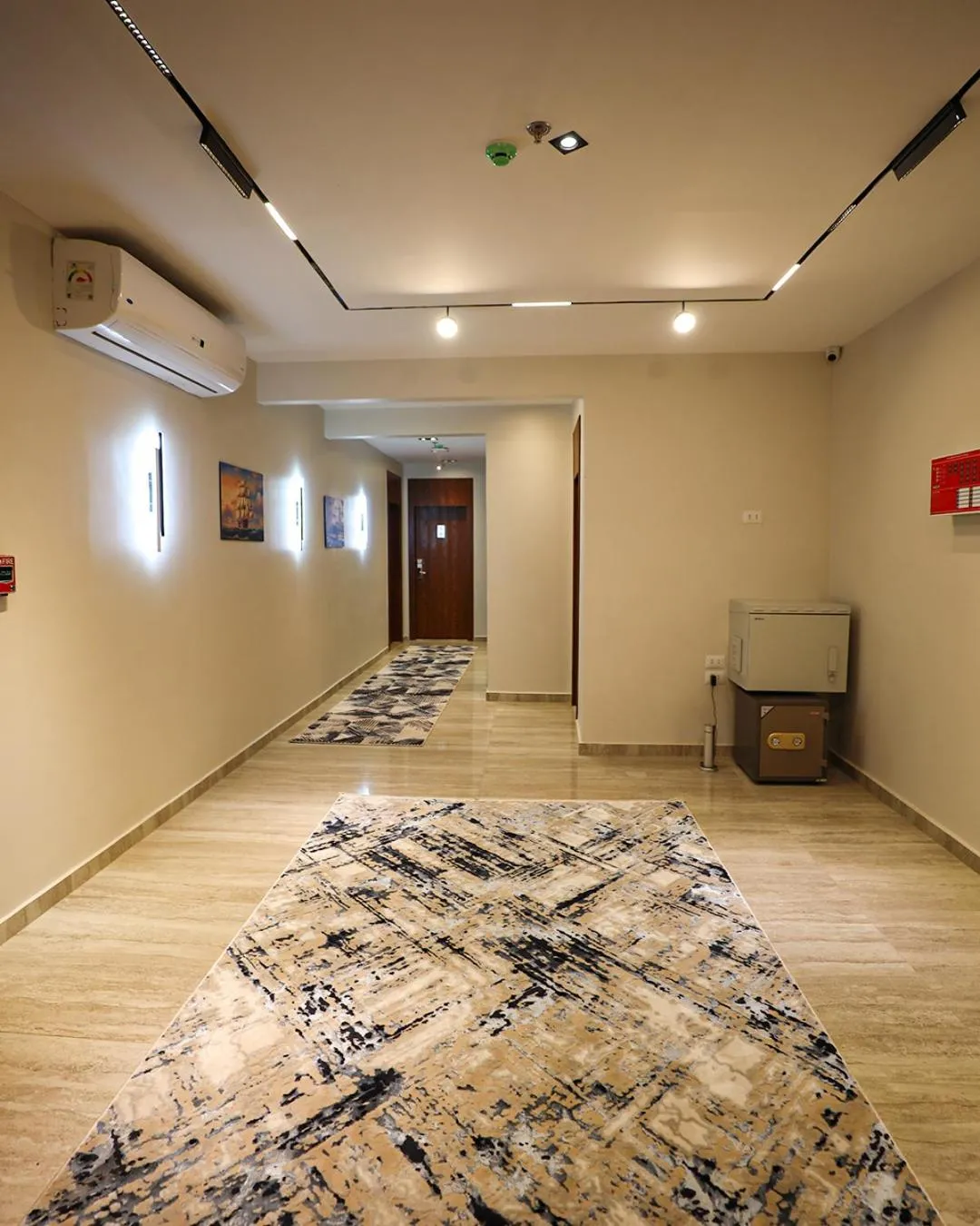 Facade/entrance, Bed in Palacio Pyramids Hotel