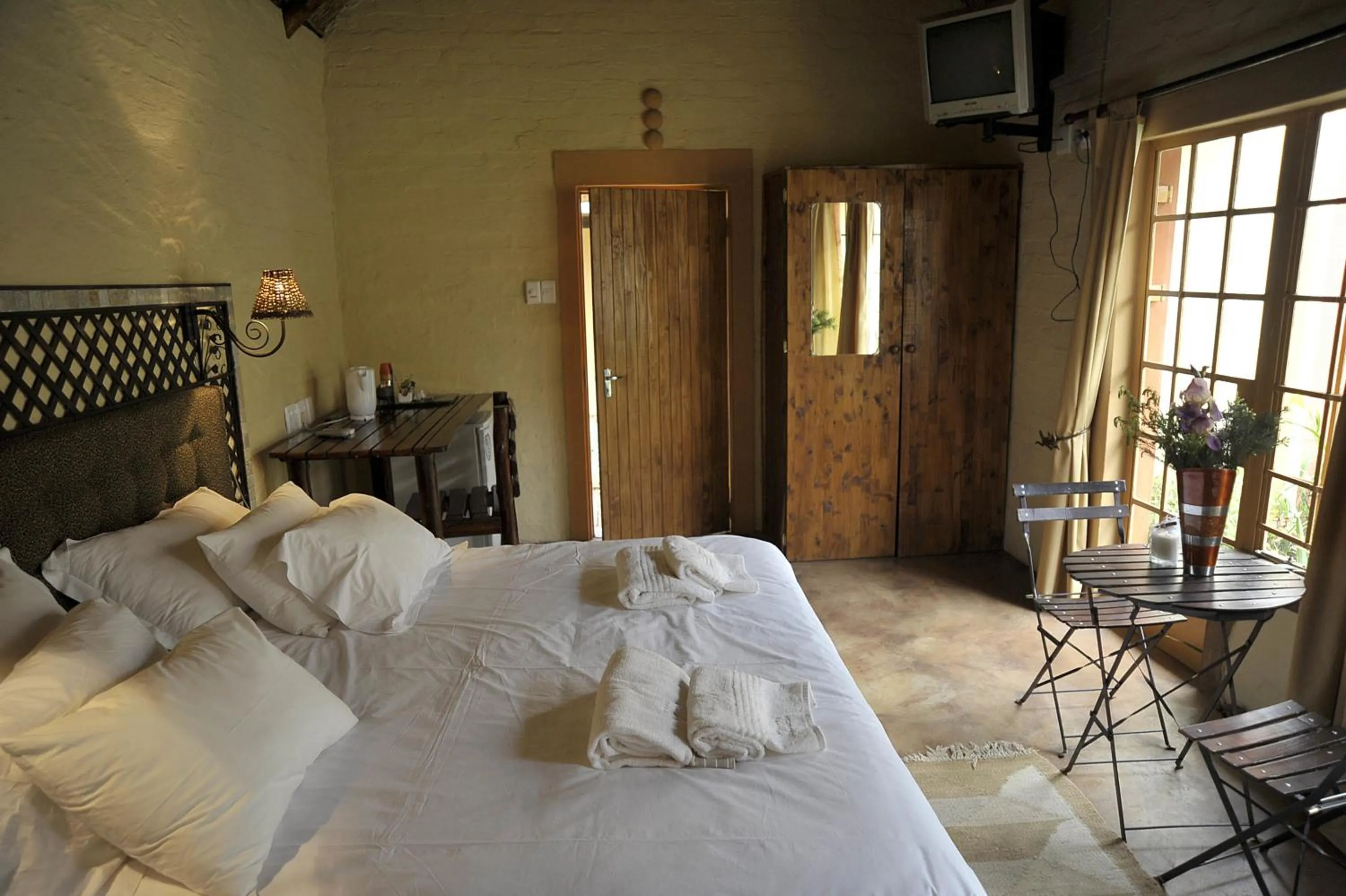 Photo of the whole room, Bed in African Silhouette Guesthouse