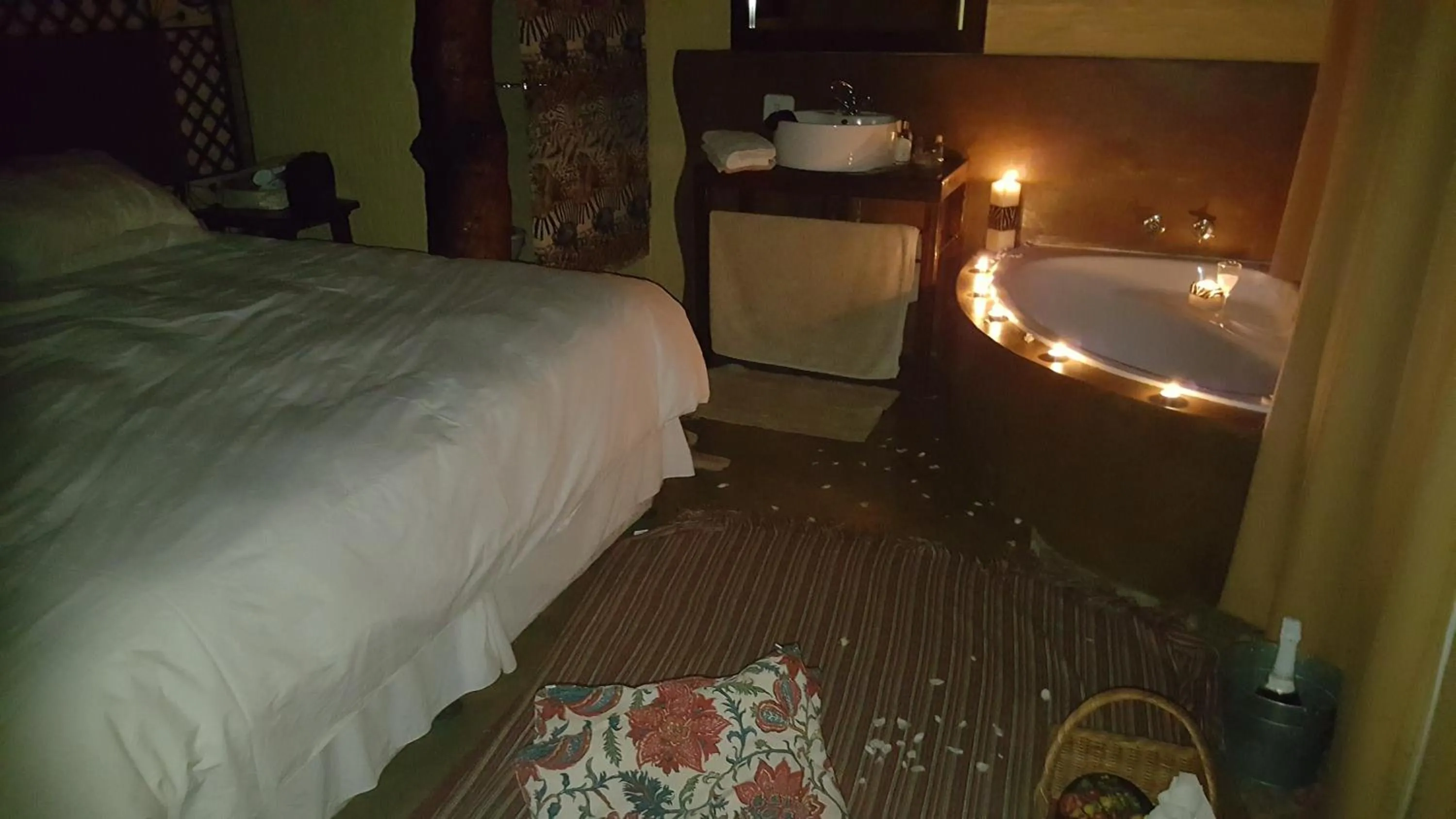 Bed in African Silhouette Guesthouse