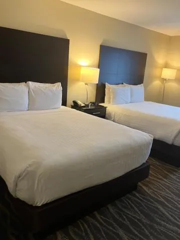Bed in Creekstone Inn & Suites - St Marys