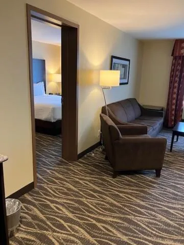 Bed in Creekstone Inn & Suites - St Marys