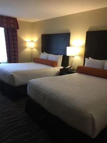 Bed in Creekstone Inn & Suites - St Marys