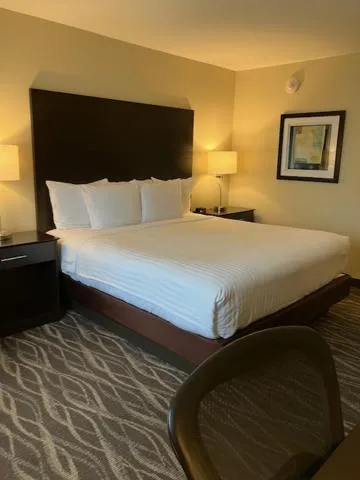 Bed in Creekstone Inn & Suites - St Marys