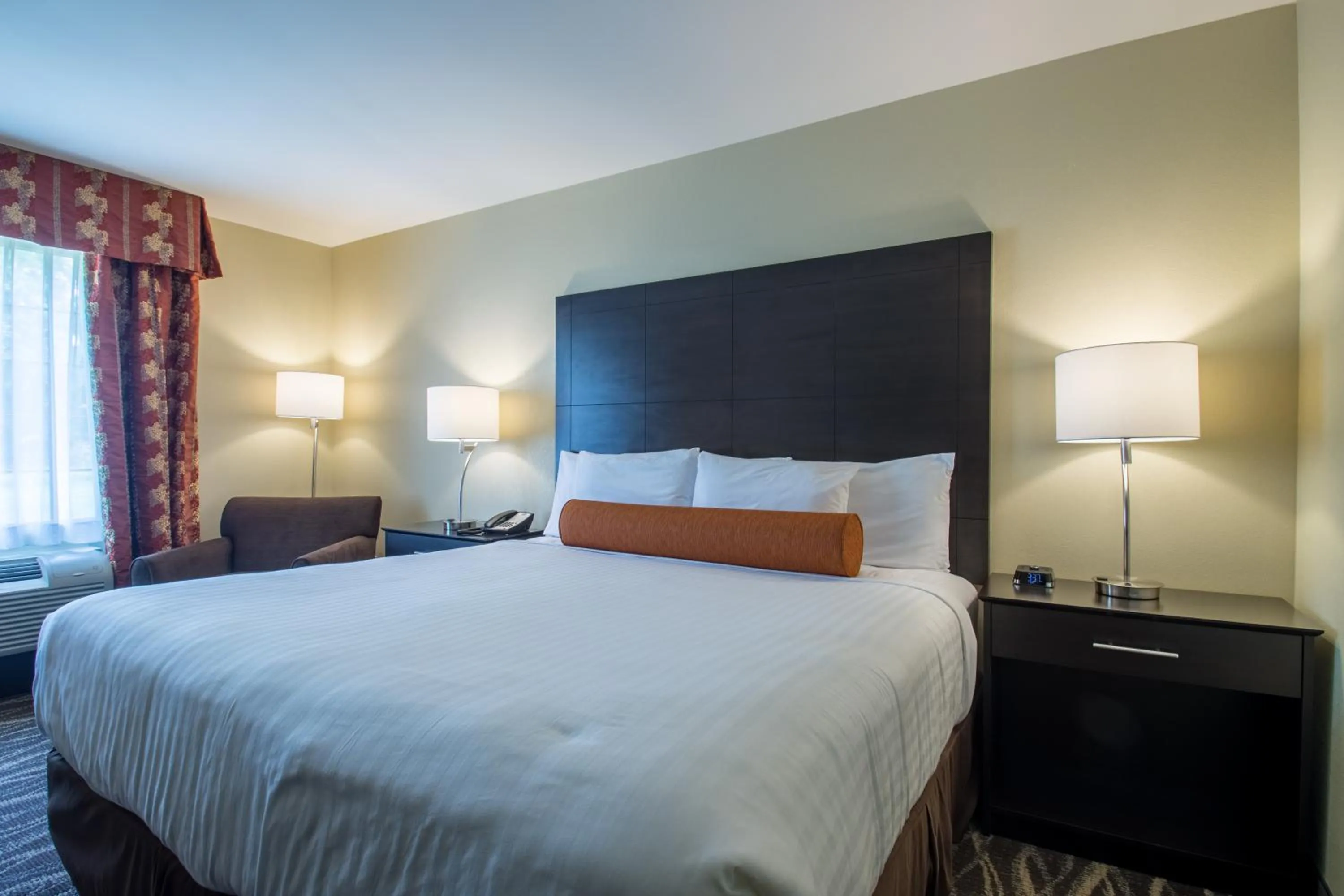 Bed in Cobblestone Inn & Suites - St Marys