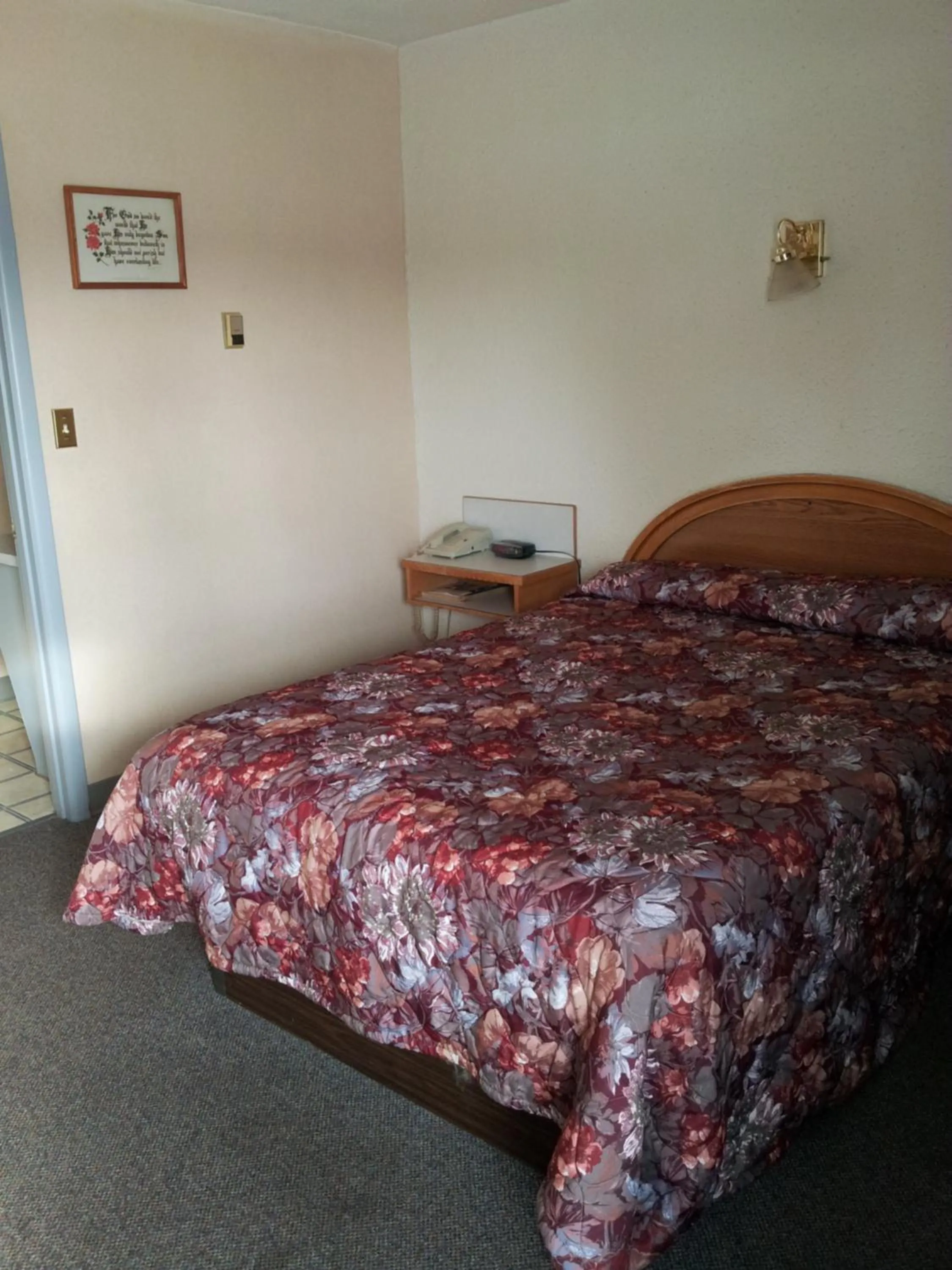 Bed in Westwind Motel