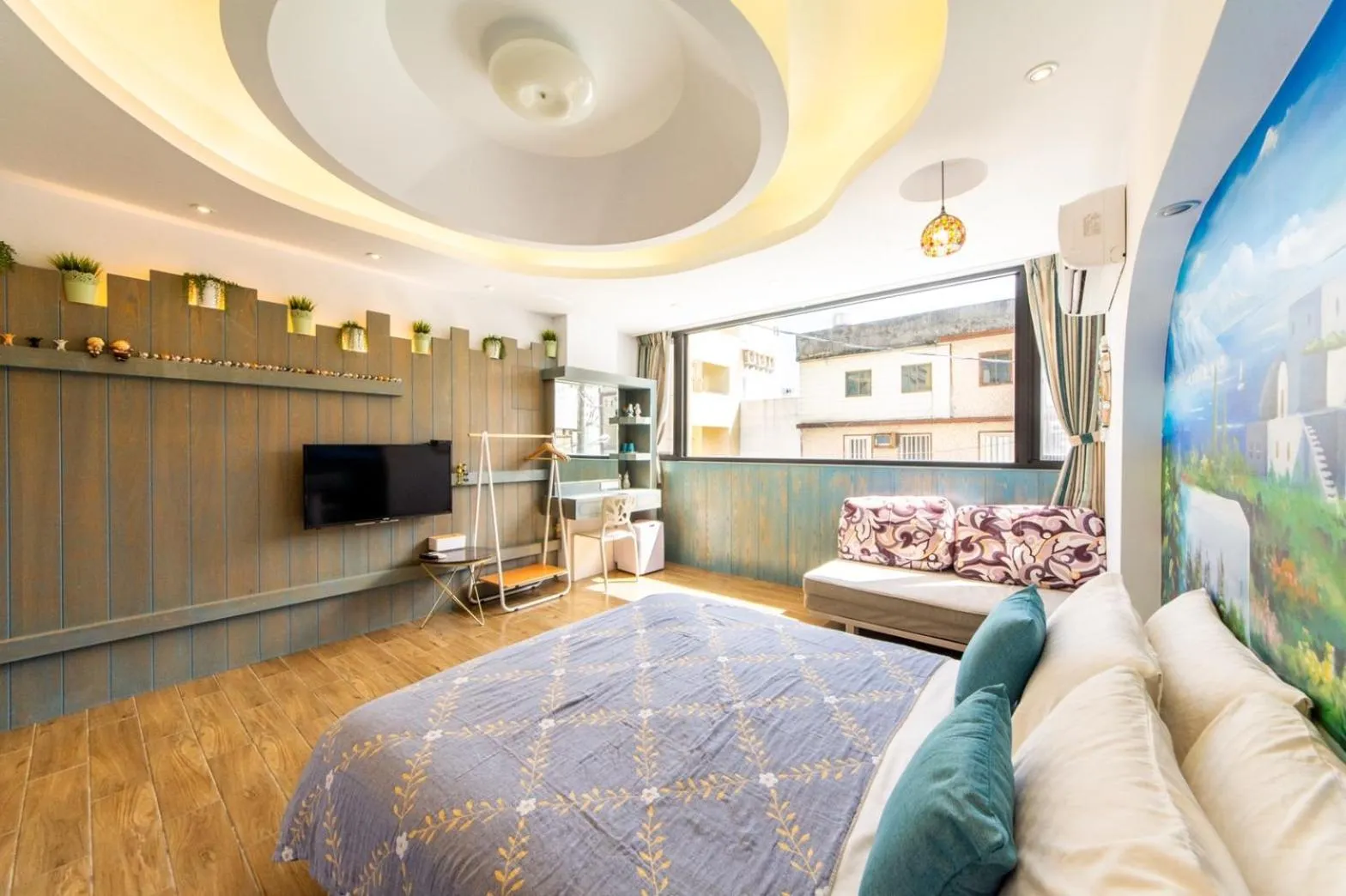 Photo of the whole room, Bed in Long To Sea Again