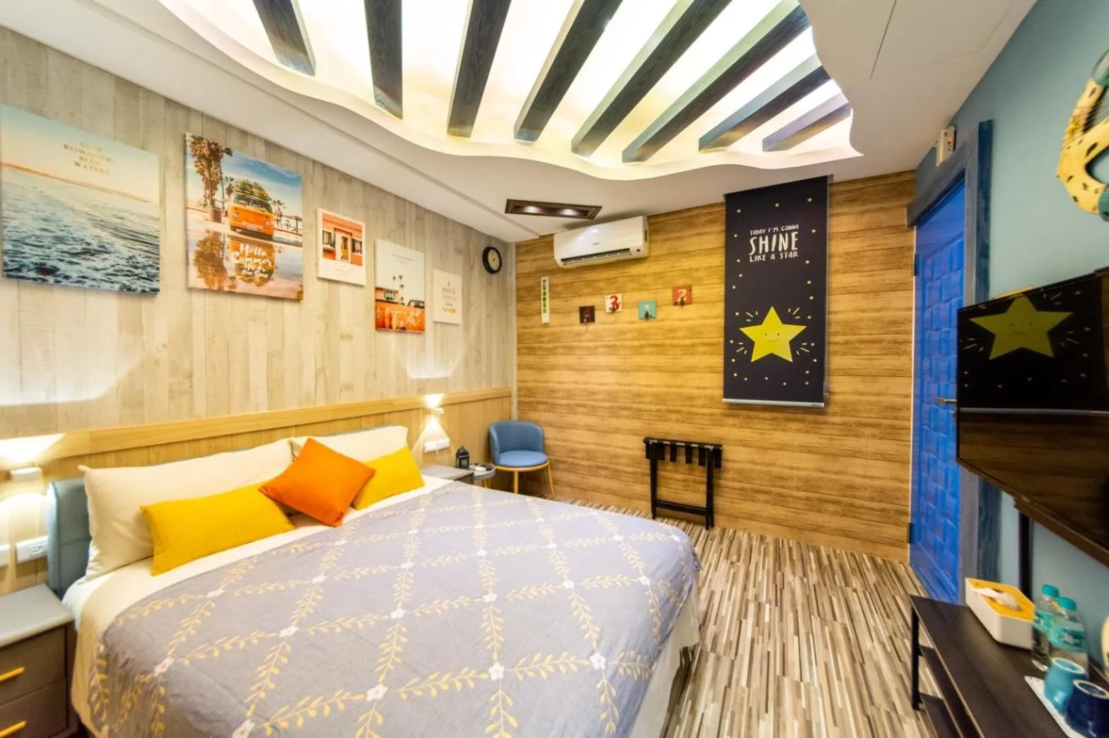 Photo of the whole room, Bed in Long To Sea Again