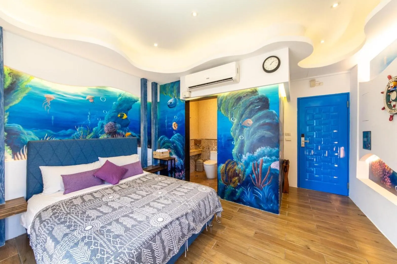 Photo of the whole room, Bed in Long To Sea Again