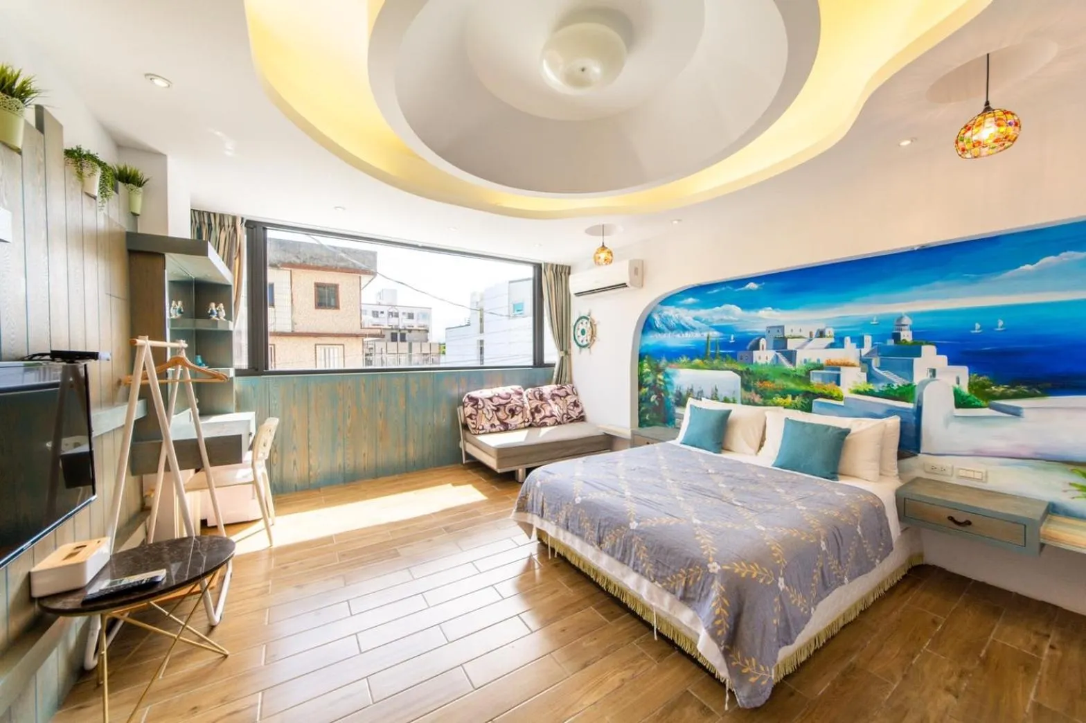 Photo of the whole room, Bed in Long To Sea Again