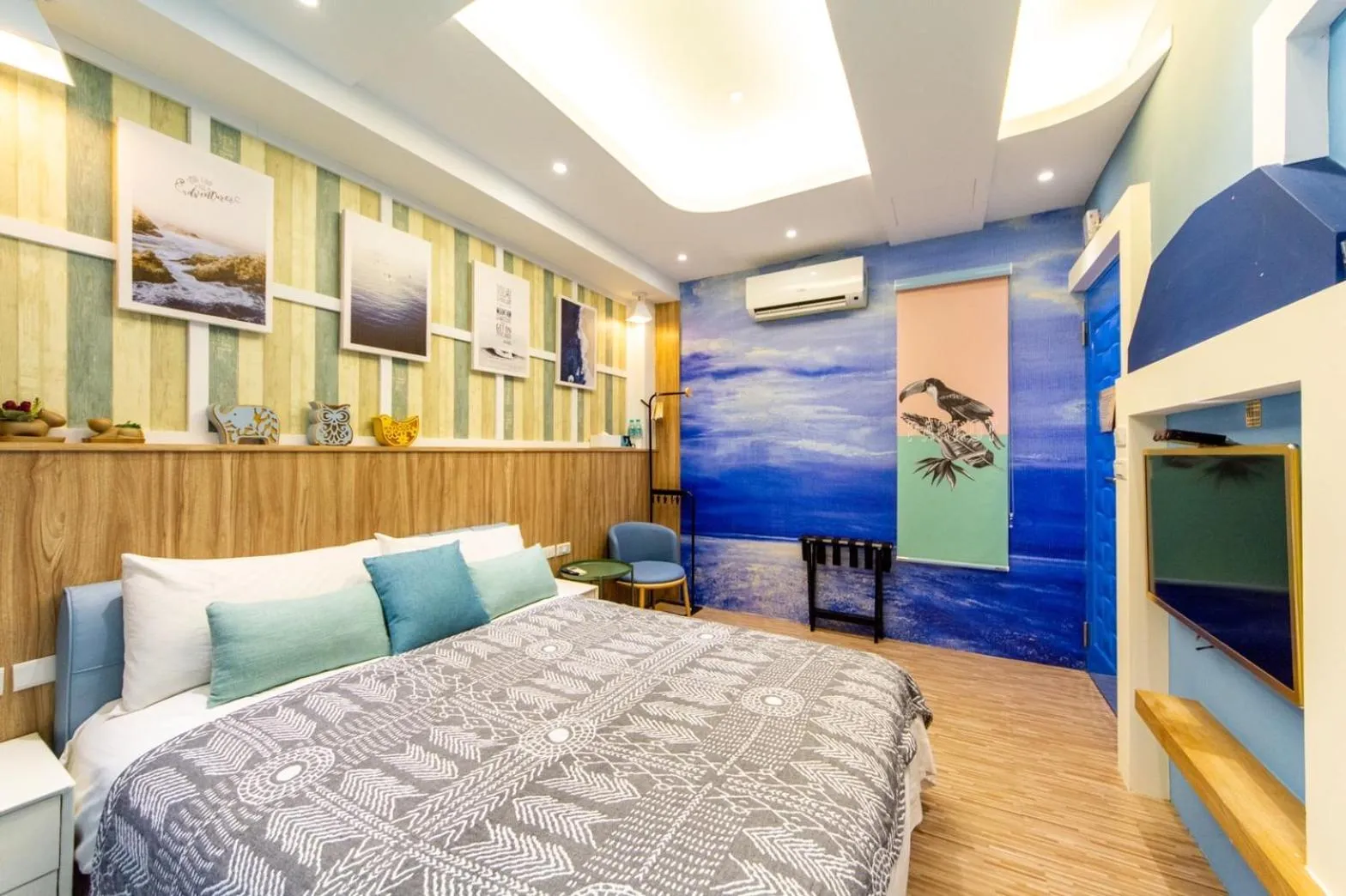 Photo of the whole room, Bed in Long To Sea Again