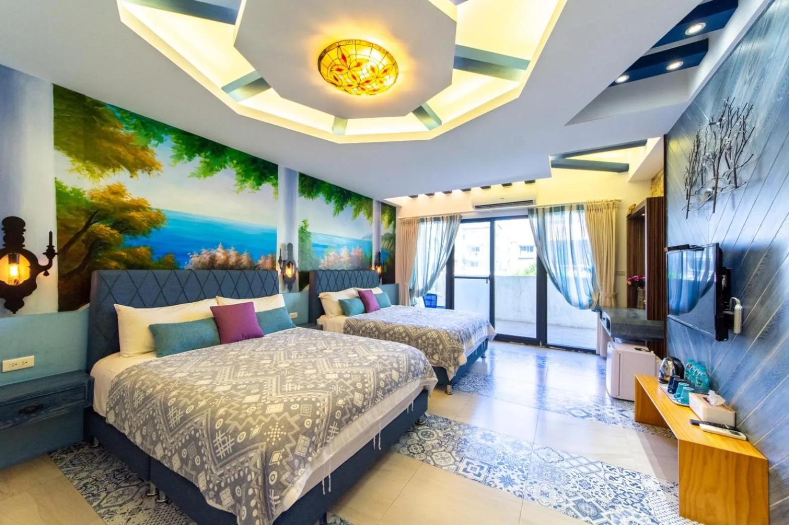 Photo of the whole room, Bed in Long To Sea Again