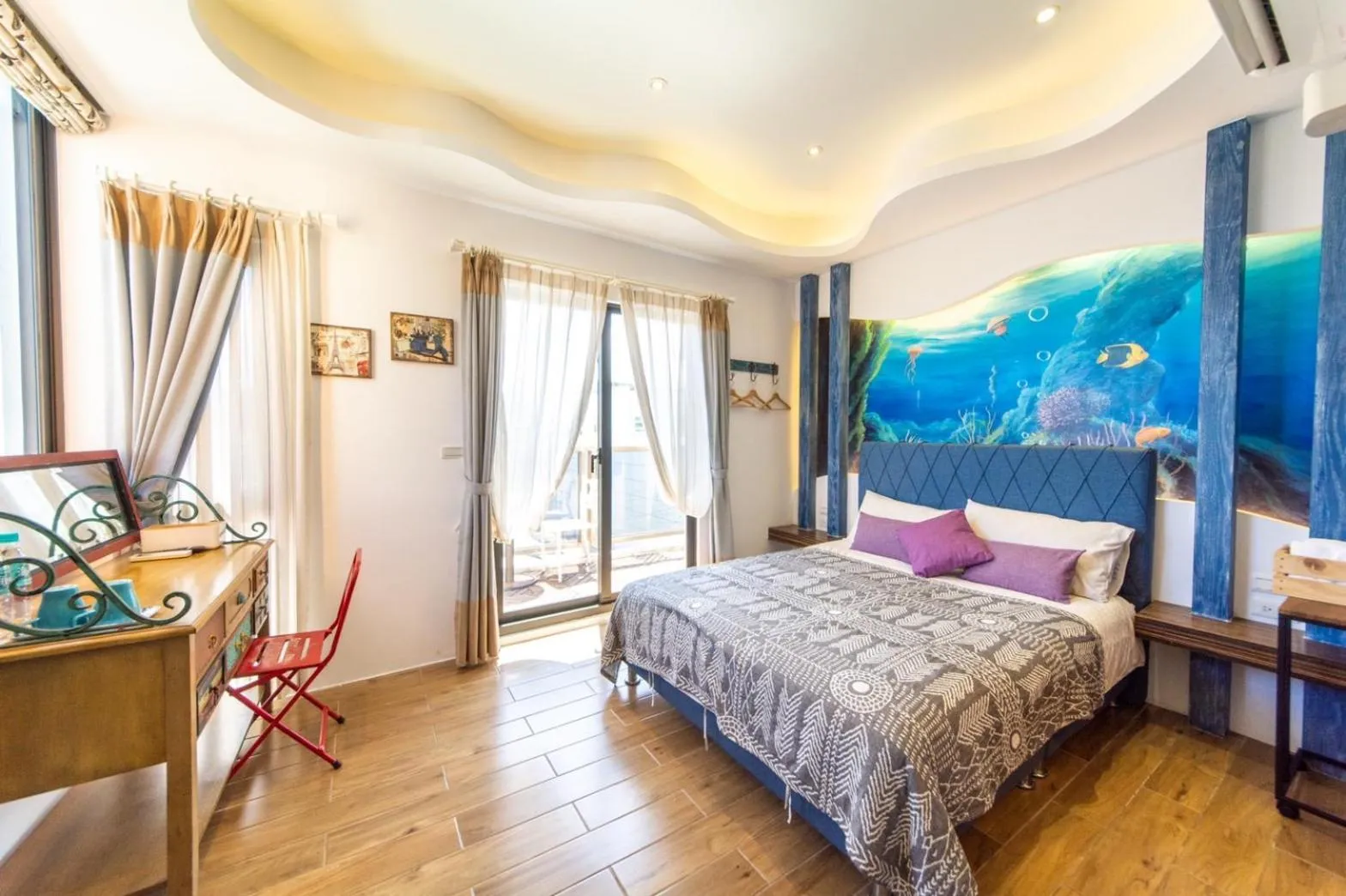 Photo of the whole room, Bed in Long To Sea Again