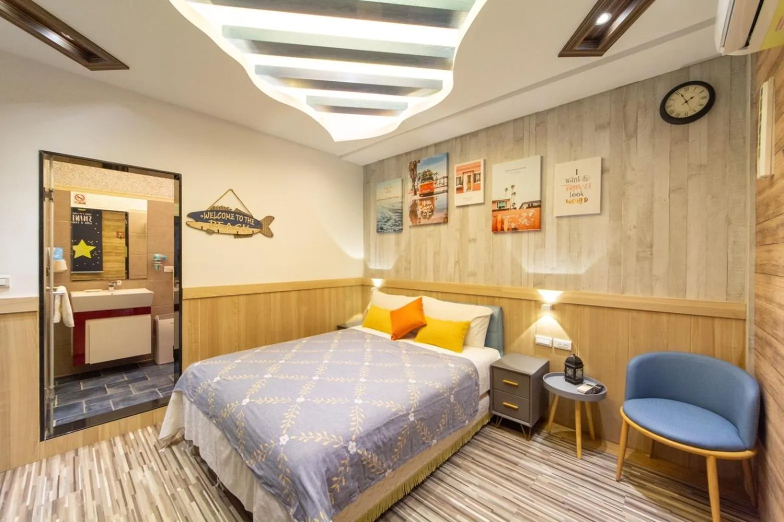 Photo of the whole room, Bed in Long To Sea Again