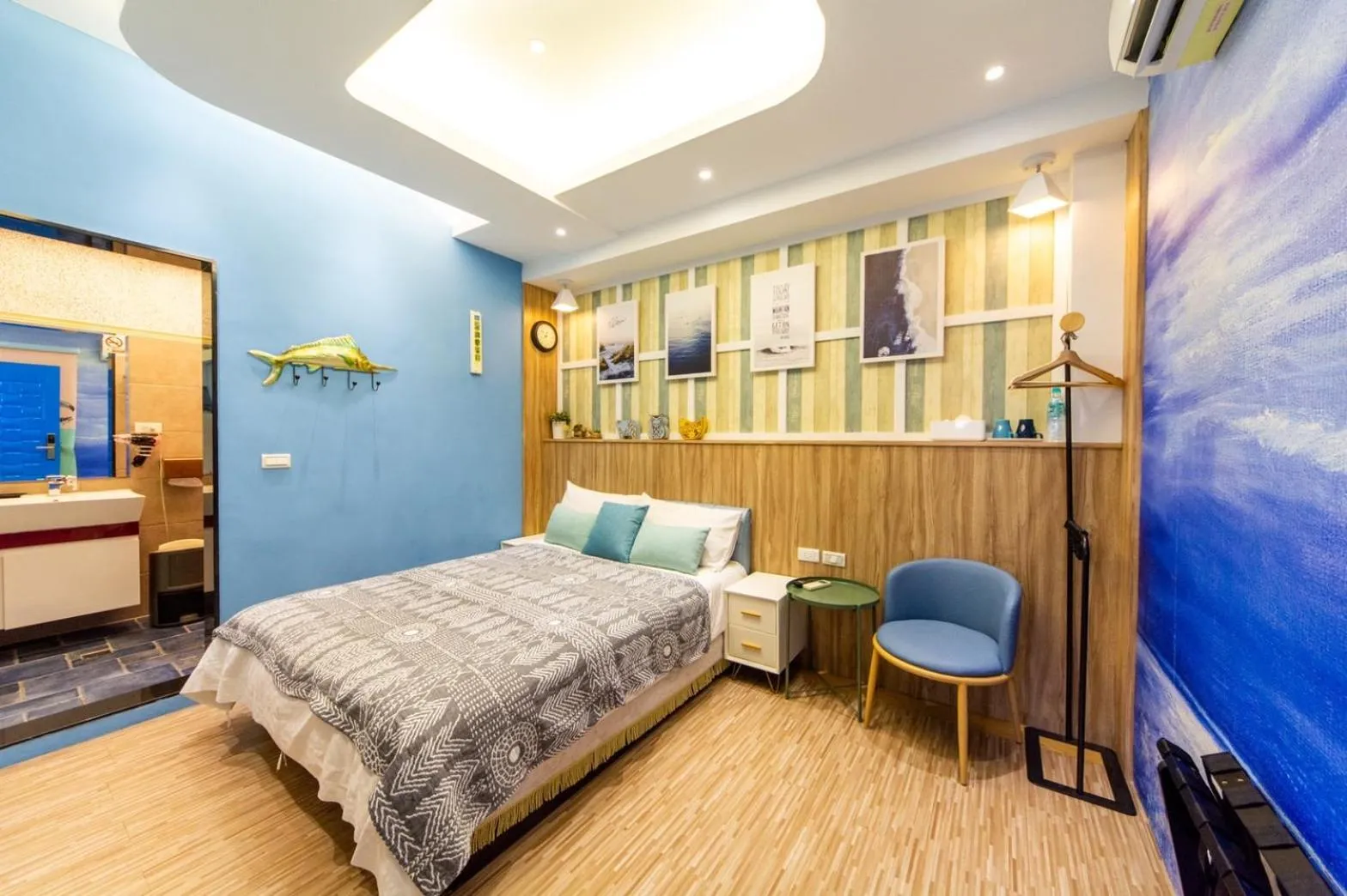 Photo of the whole room, Bed in Long To Sea Again